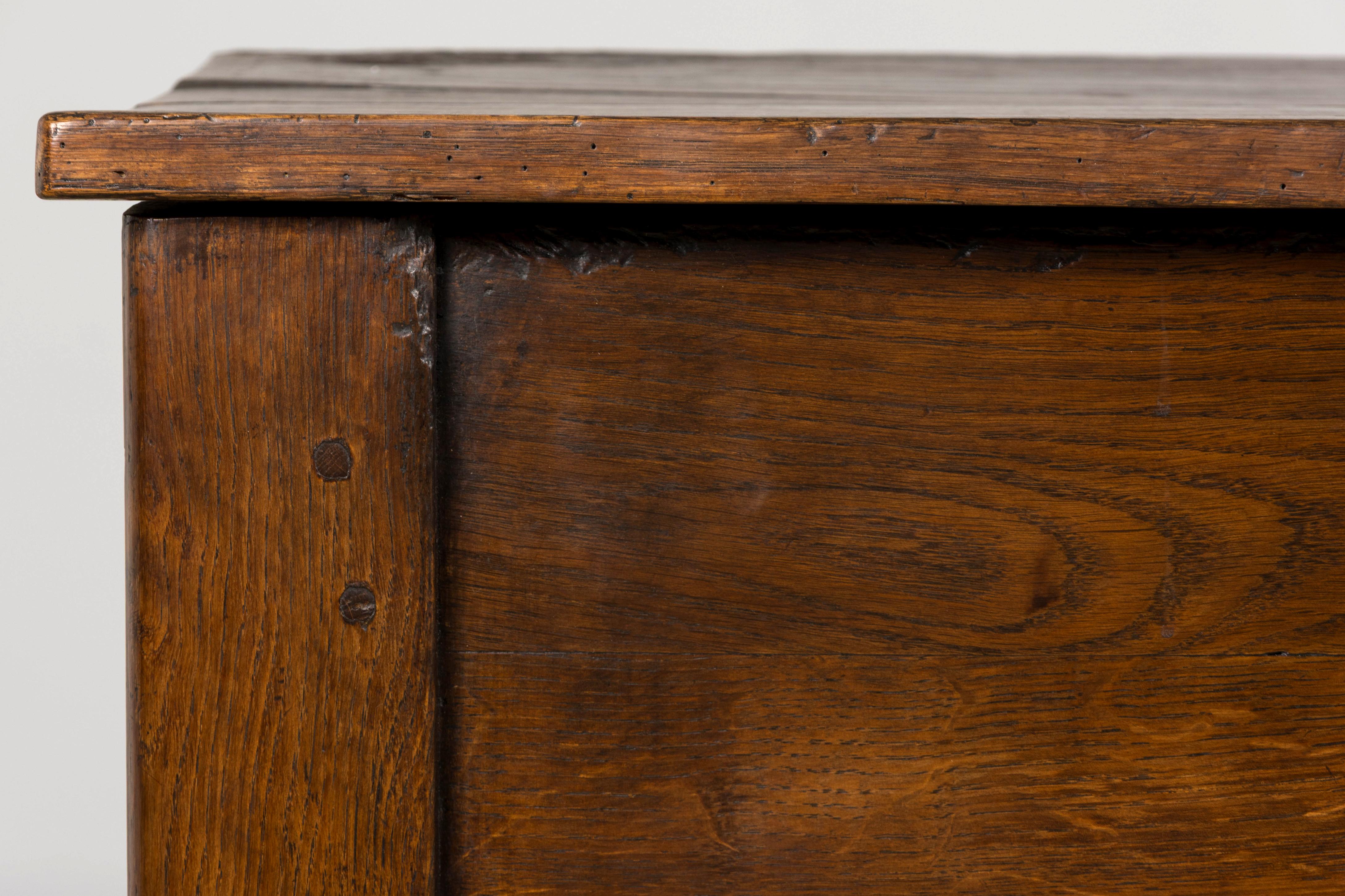 Frühe 19. Jahrhundert Land Französisch Provincial Oak Coffer Trunk (Französische Provence) im Angebot