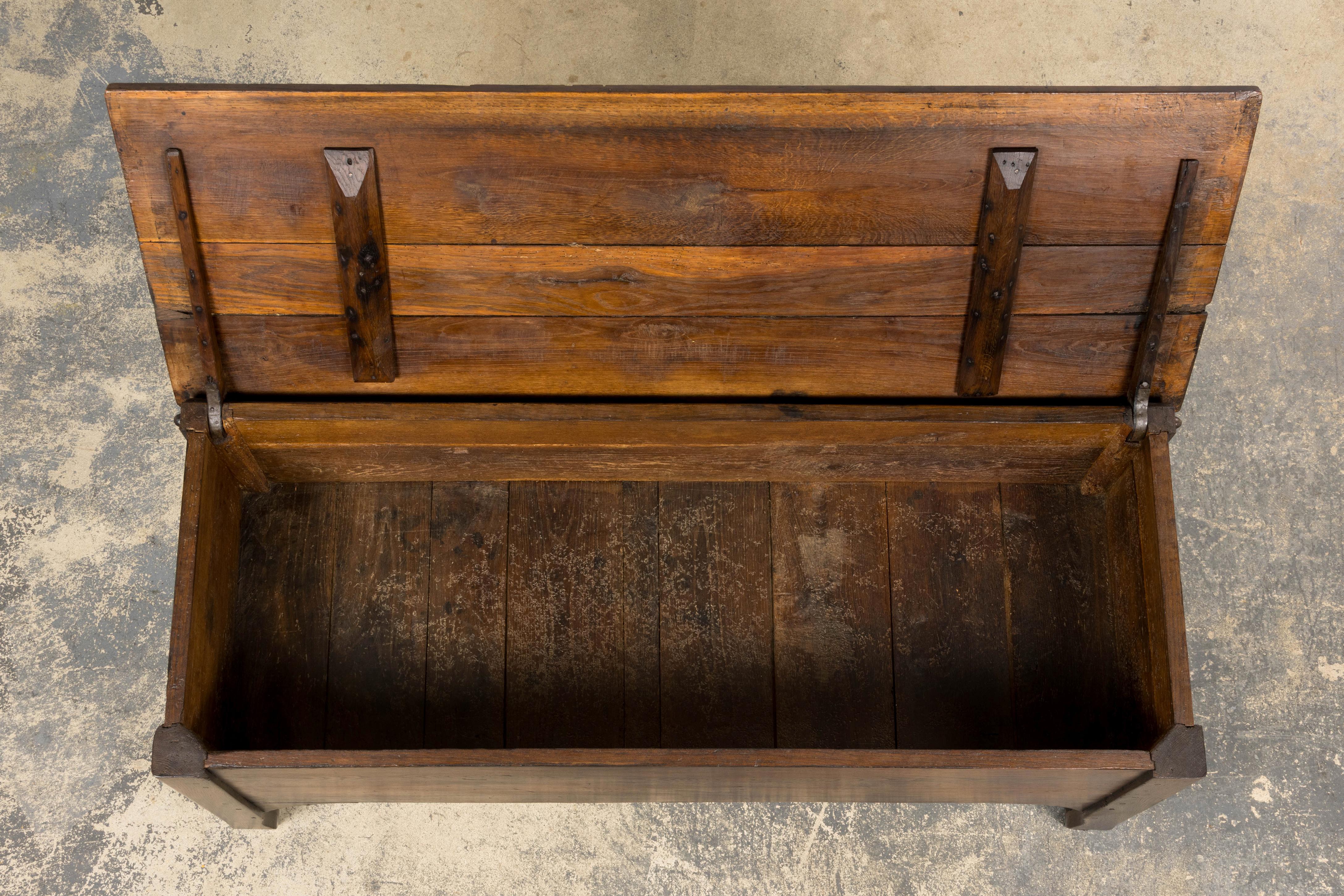 Frühe 19. Jahrhundert Land Französisch Provincial Oak Coffer Trunk (Eisen) im Angebot