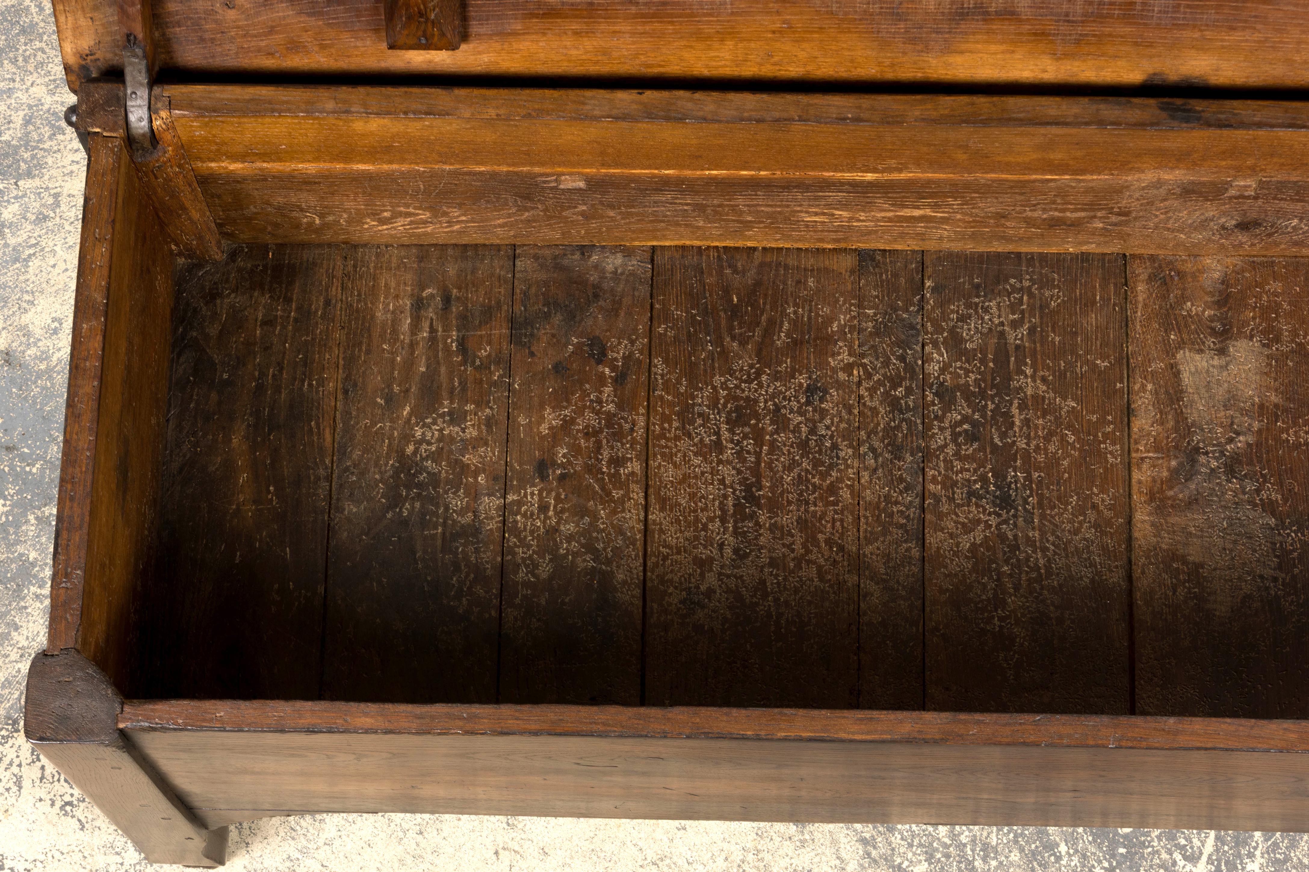 Frühe 19. Jahrhundert Land Französisch Provincial Oak Coffer Trunk im Angebot 1