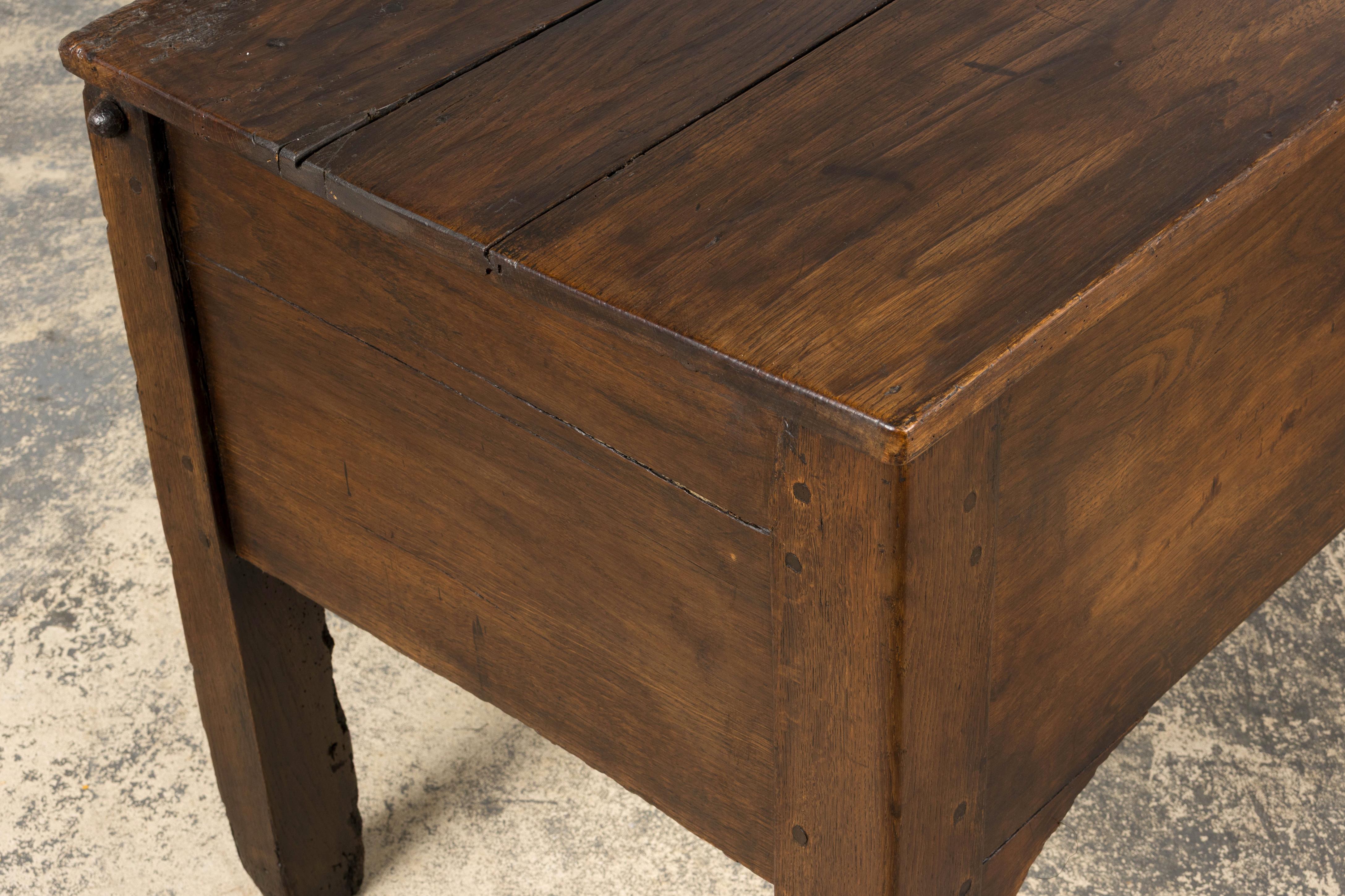Frühe 19. Jahrhundert Land Französisch Provincial Oak Coffer Trunk im Angebot 3