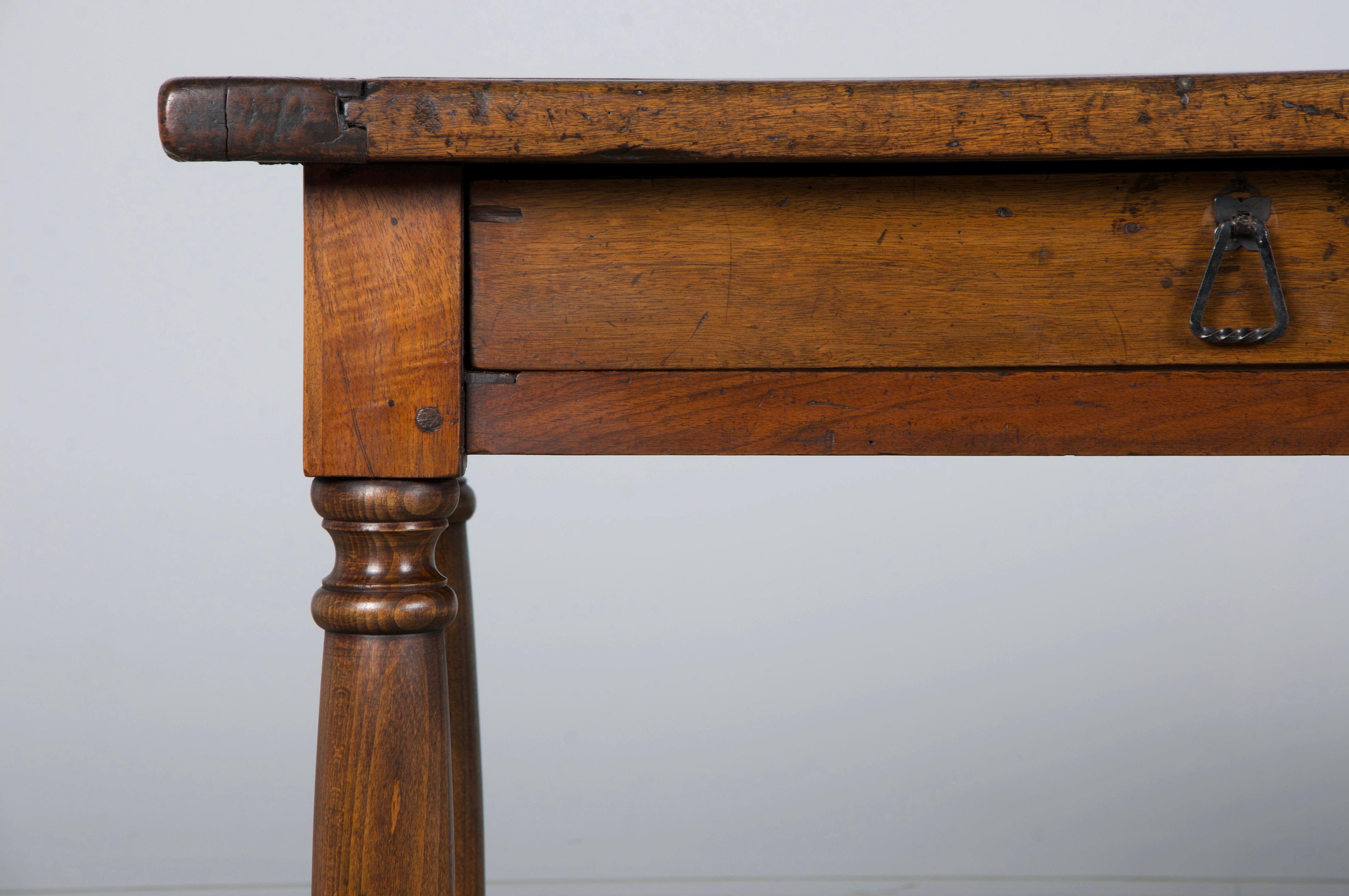 Table de ferme française du début du XIXe siècle, provenant de Provence, France. Fabriquée à la main en chêne massif, cette pièce polyvalente peut servir de table de salle à manger ou de cuisine, de bureau ou de grande console. Il se caractérise par
