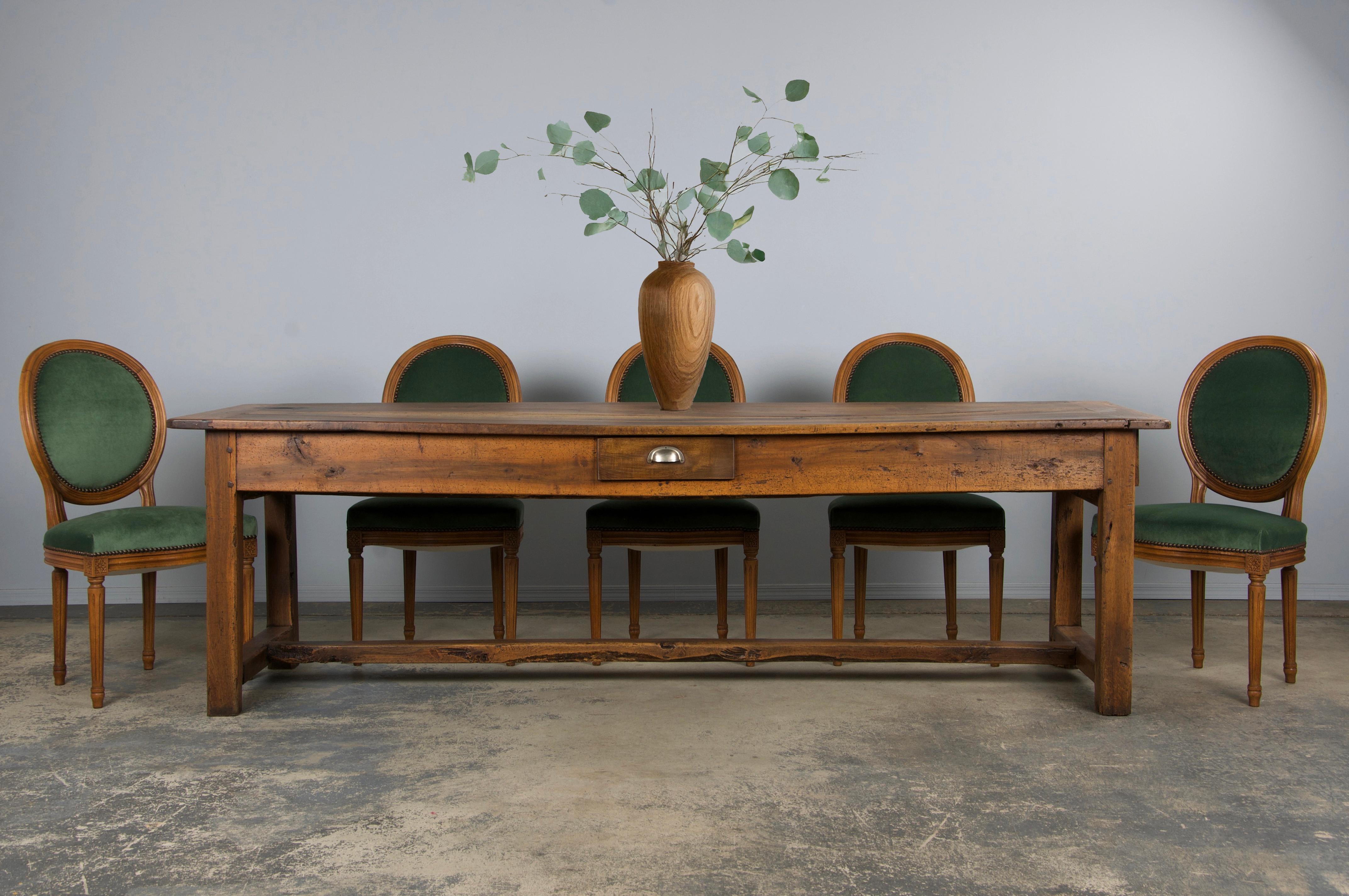 Table à tréteaux de ferme française du début du XIXe siècle, parfaite pour une cuisine ou comme grande console, provenant de Provence, France. Magnifiquement fabriqué à la main en noyer massif, il présente un plateau rectangulaire de 8'3