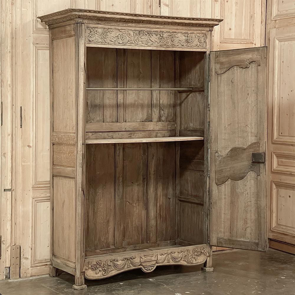 Early 19th Century Country French Wedding Armoire from Normandie in Stripped Oak In Good Condition For Sale In Dallas, TX