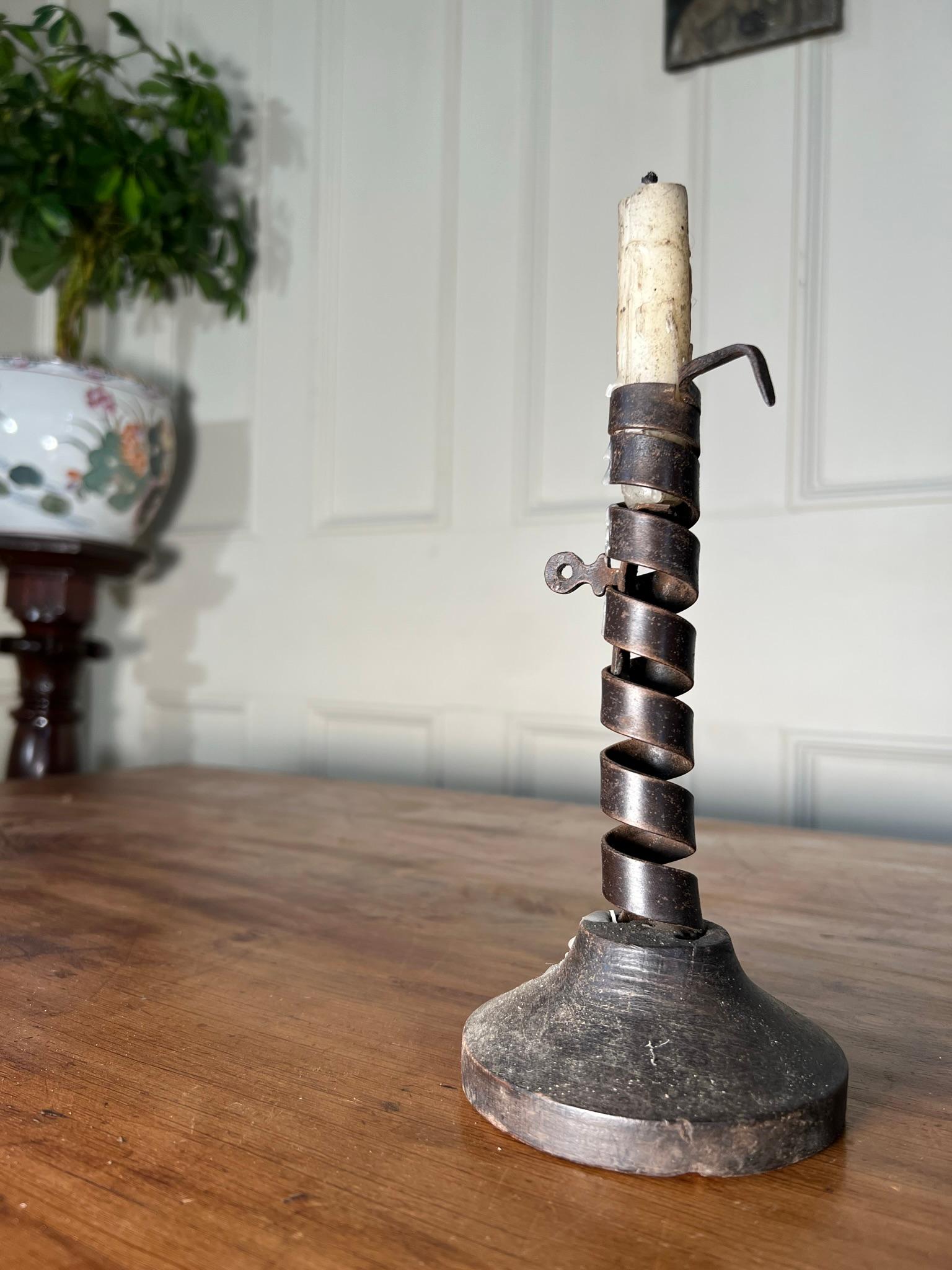 Early 19th century courting or pigtail candle holder.

Smithy made coil with mounting hook and adjuster fixed into a turned base.

Nice functioning piece.

Measurements: 20 cm h x 10cm dia base
(measurements are approximate and are taken at the