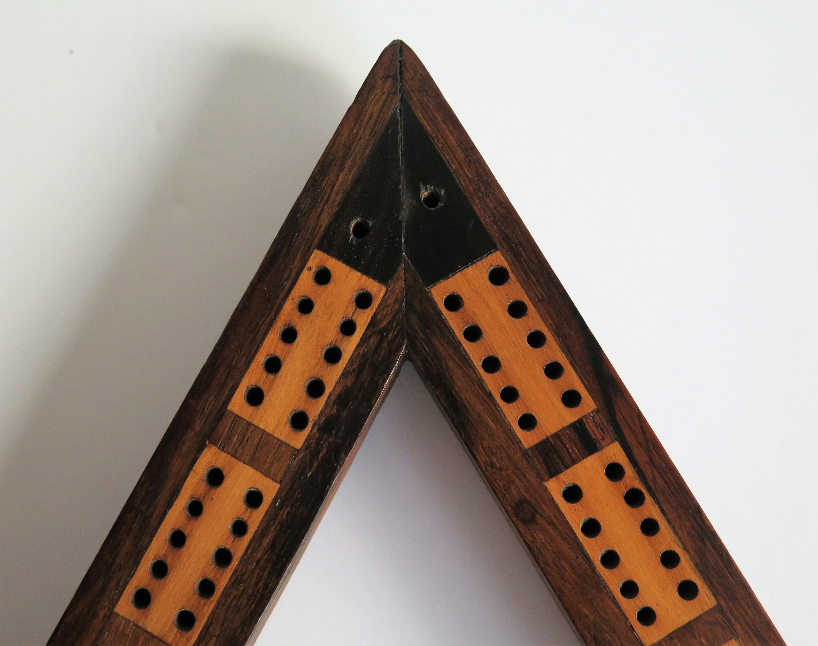 19th Century Cribbage Game Score Board Inlaid Woods with 4 Pegs, circa 1820 In Good Condition In Lincoln, Lincolnshire