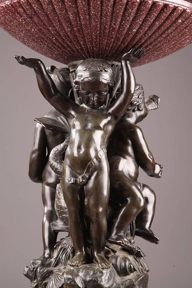 Cup aus ägyptischem Porphyr und Bronze des frühen 19. Jahrhunderts mit Amors (Patiniert) im Angebot