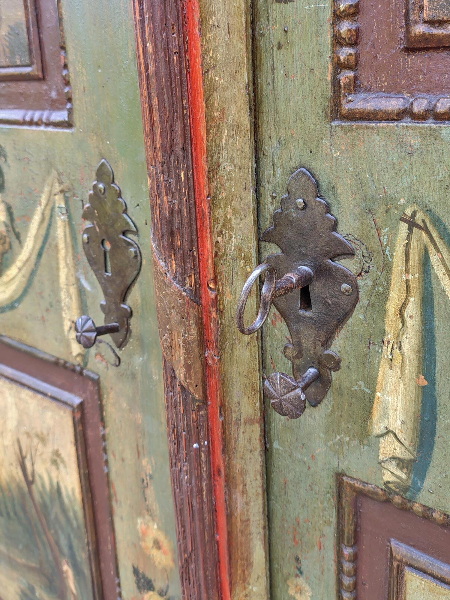 Armario de principios del siglo XIX pintado de verde con paisajes y flores en venta 7