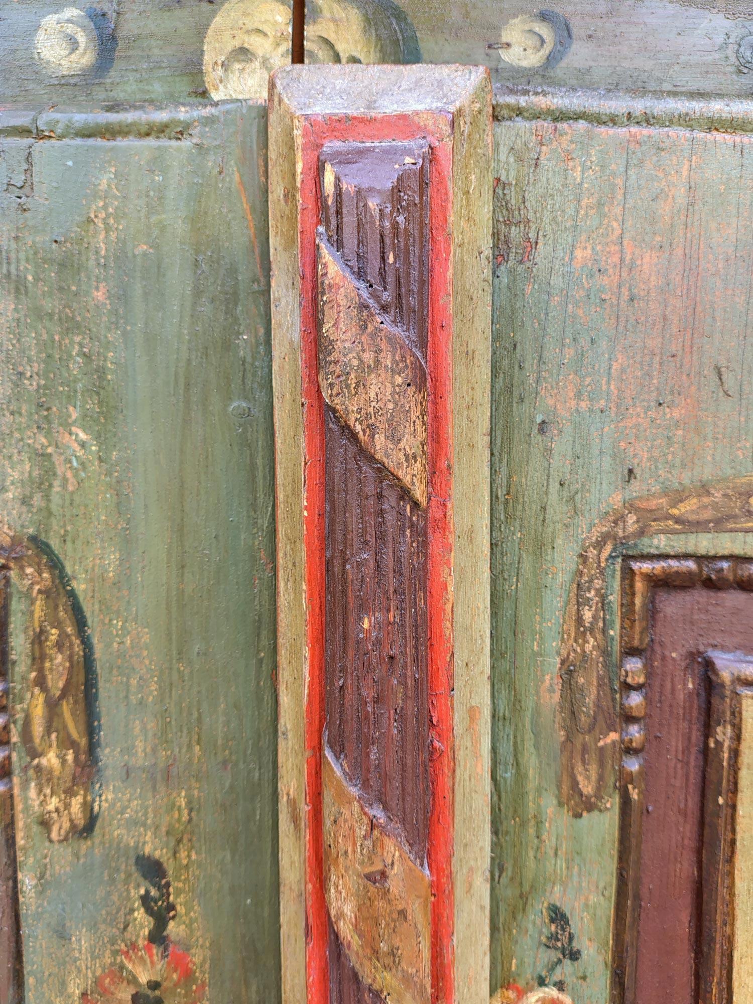 Armario de principios del siglo XIX pintado de verde con paisajes y flores en venta 9