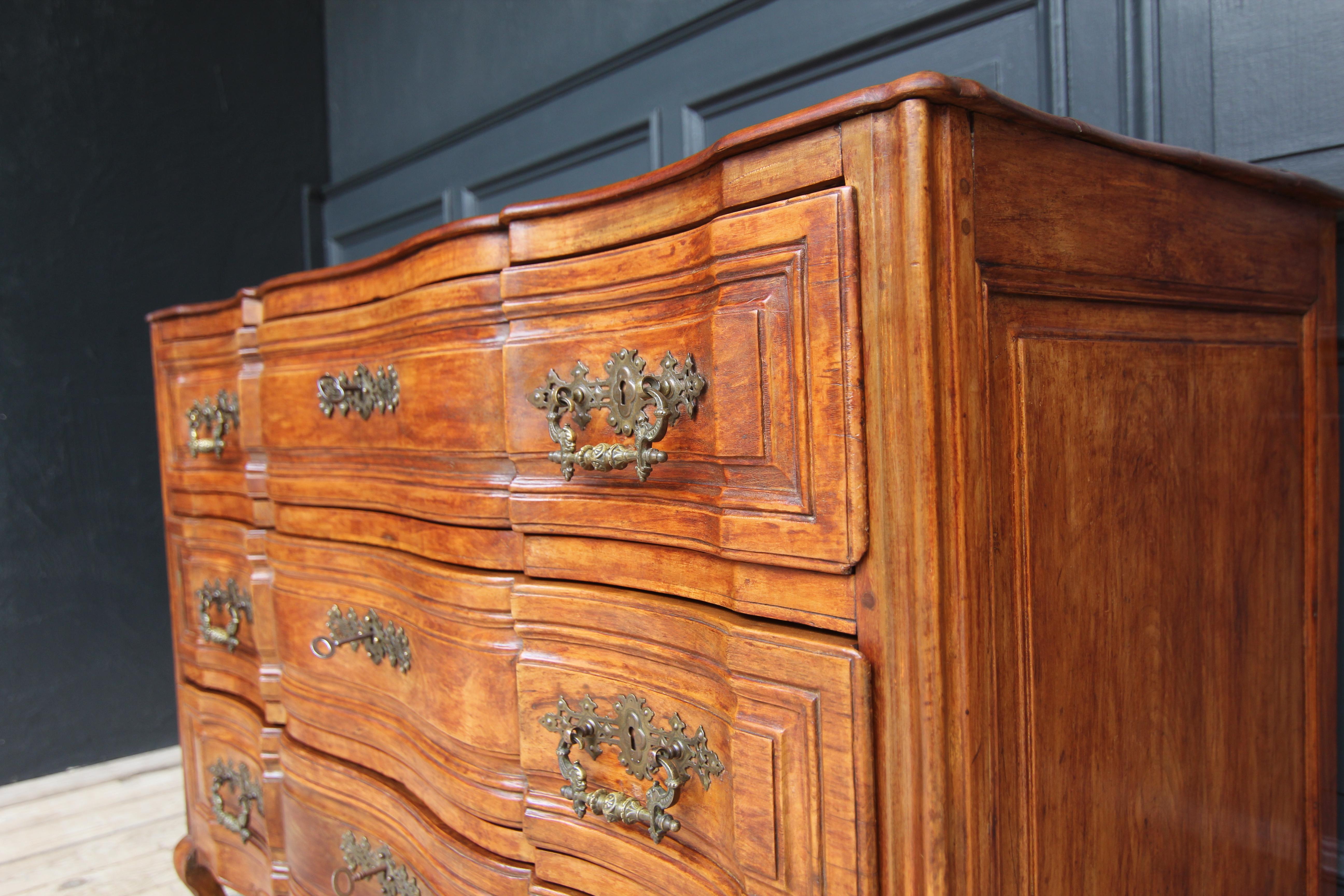 Early 19th Century Curved Cherry Wood Chest of Drawers For Sale 2