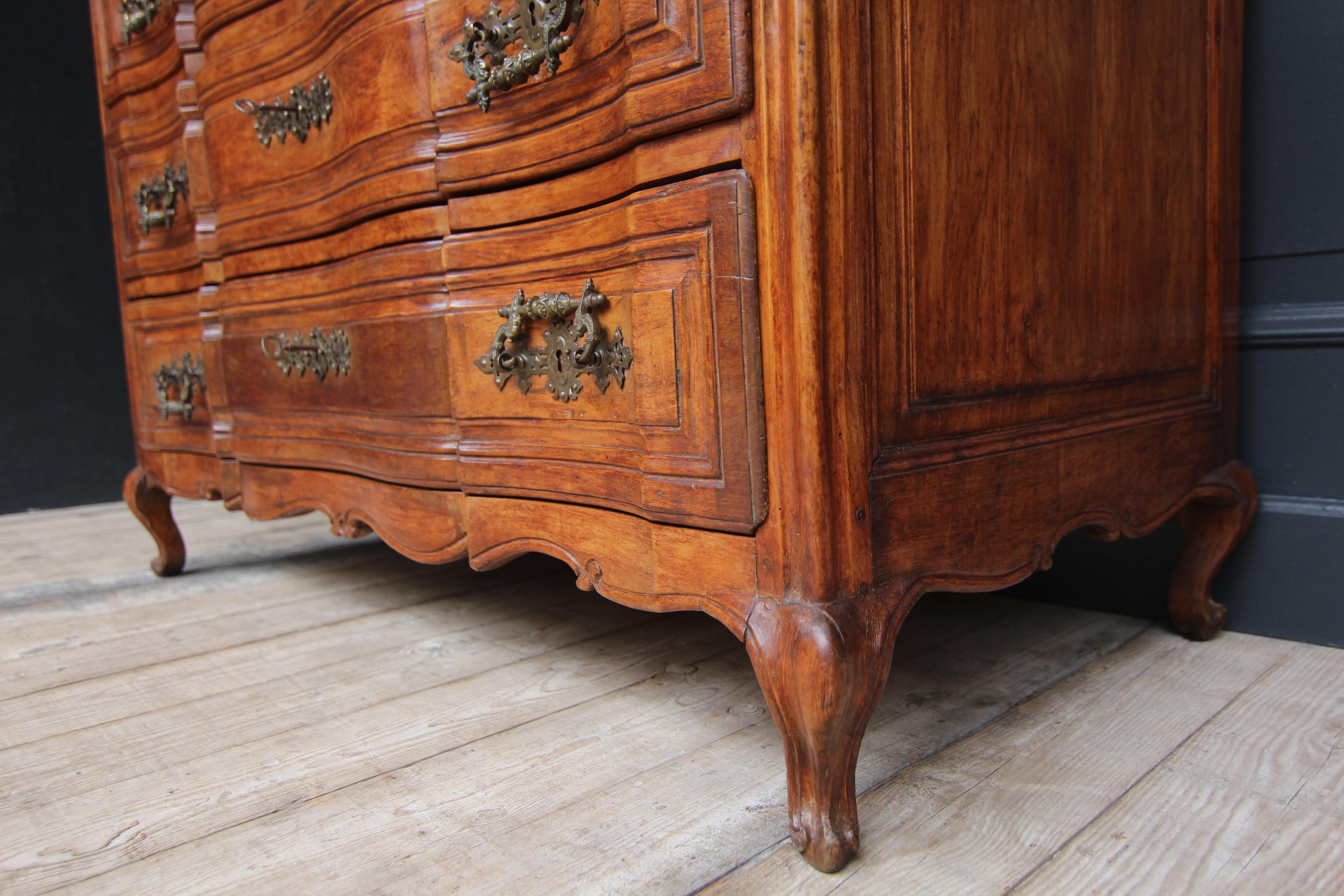 Early 19th Century Curved Cherry Wood Chest of Drawers For Sale 3