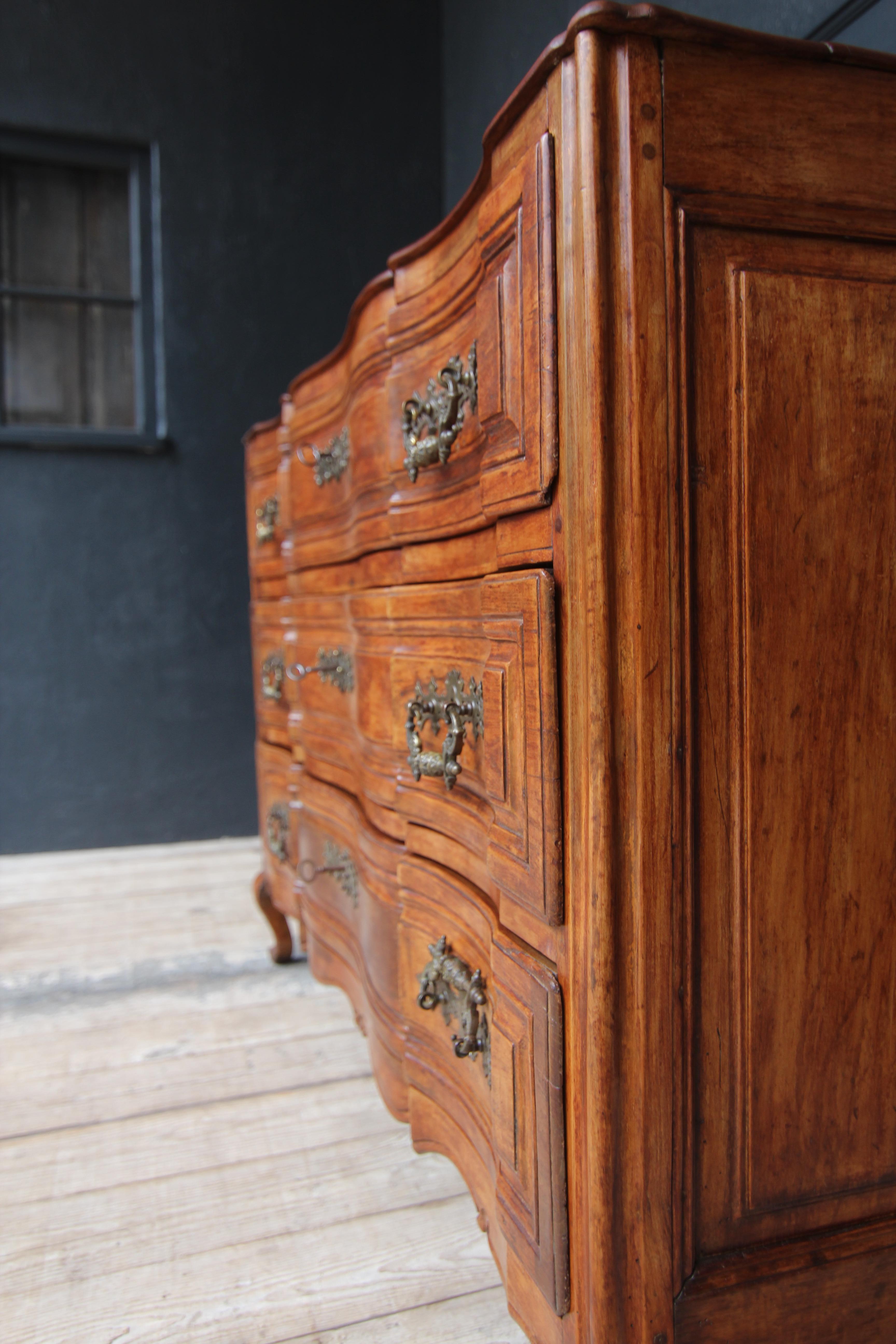 Early 19th Century Curved Cherry Wood Chest of Drawers For Sale 4