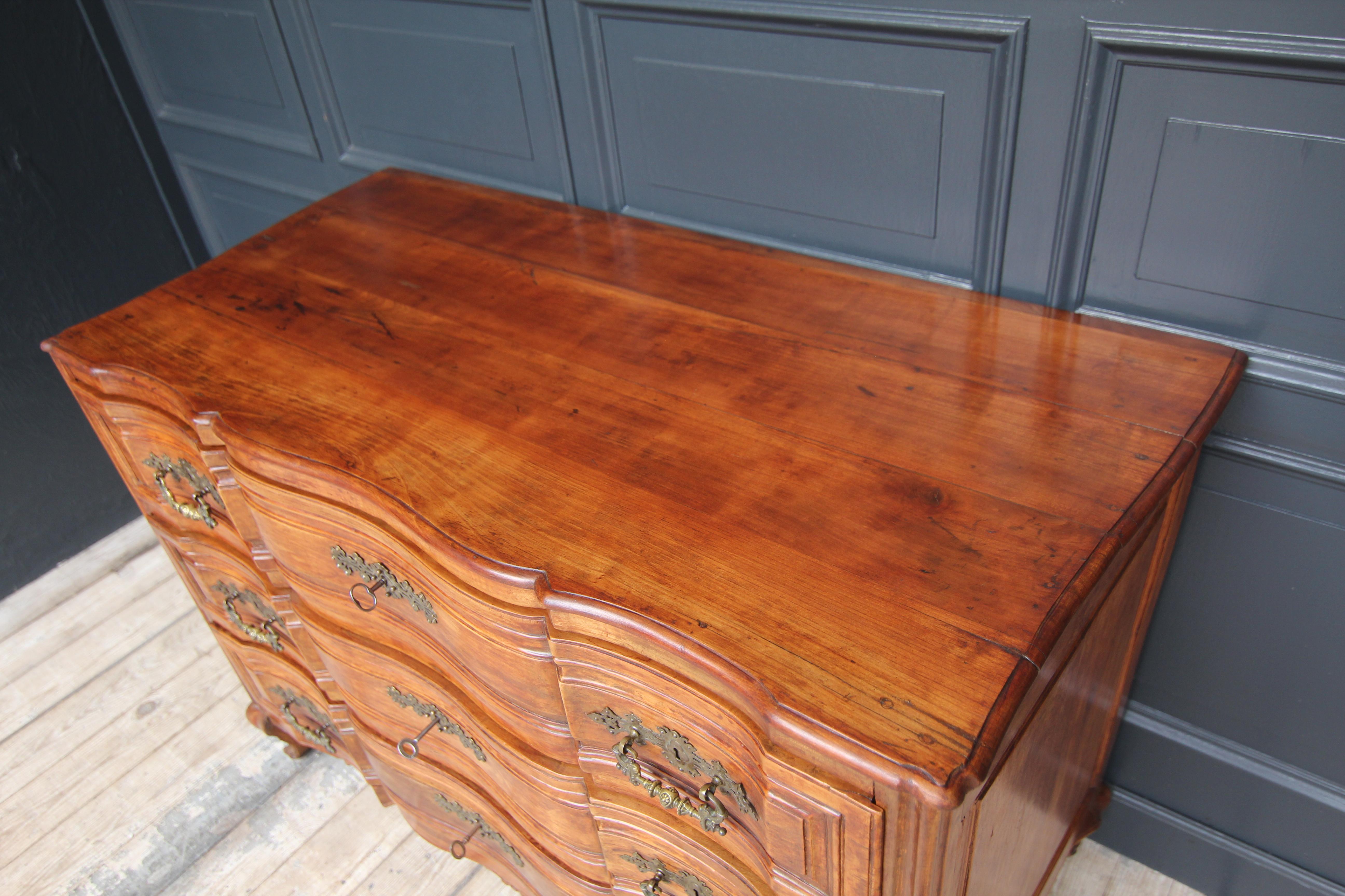 Early 19th Century Curved Cherry Wood Chest of Drawers For Sale 5