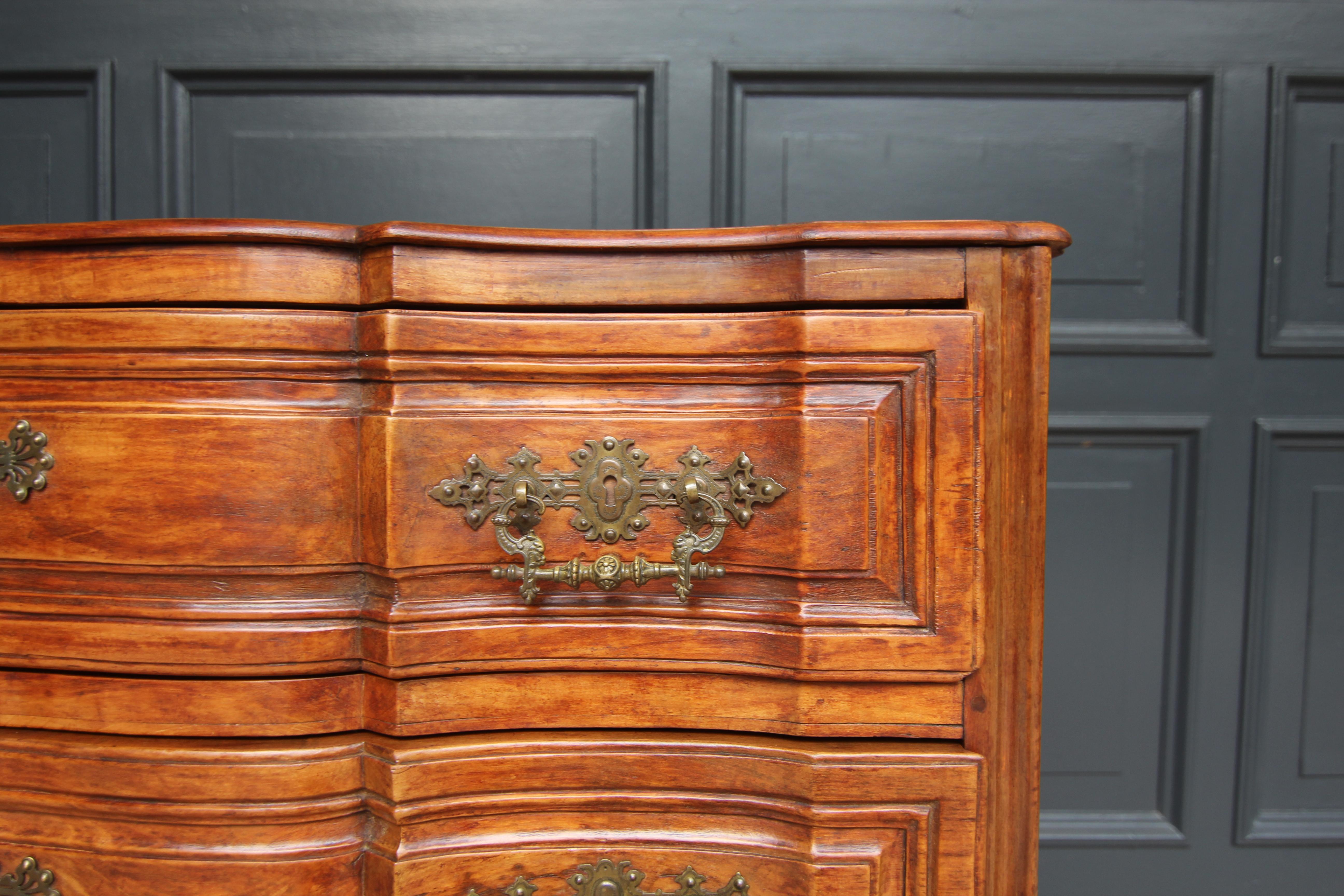 Early 19th Century Curved Cherry Wood Chest of Drawers For Sale 6