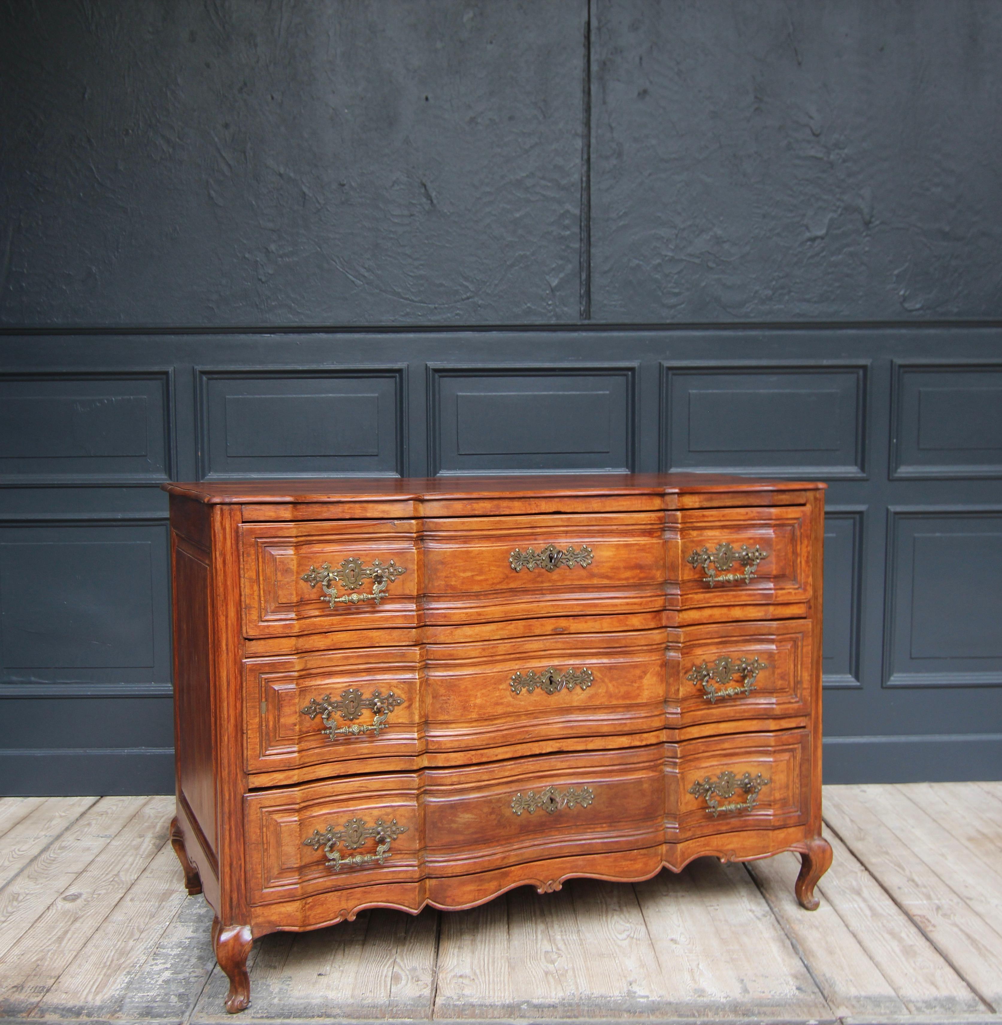 Early 19th Century Curved Cherry Wood Chest of Drawers For Sale 7