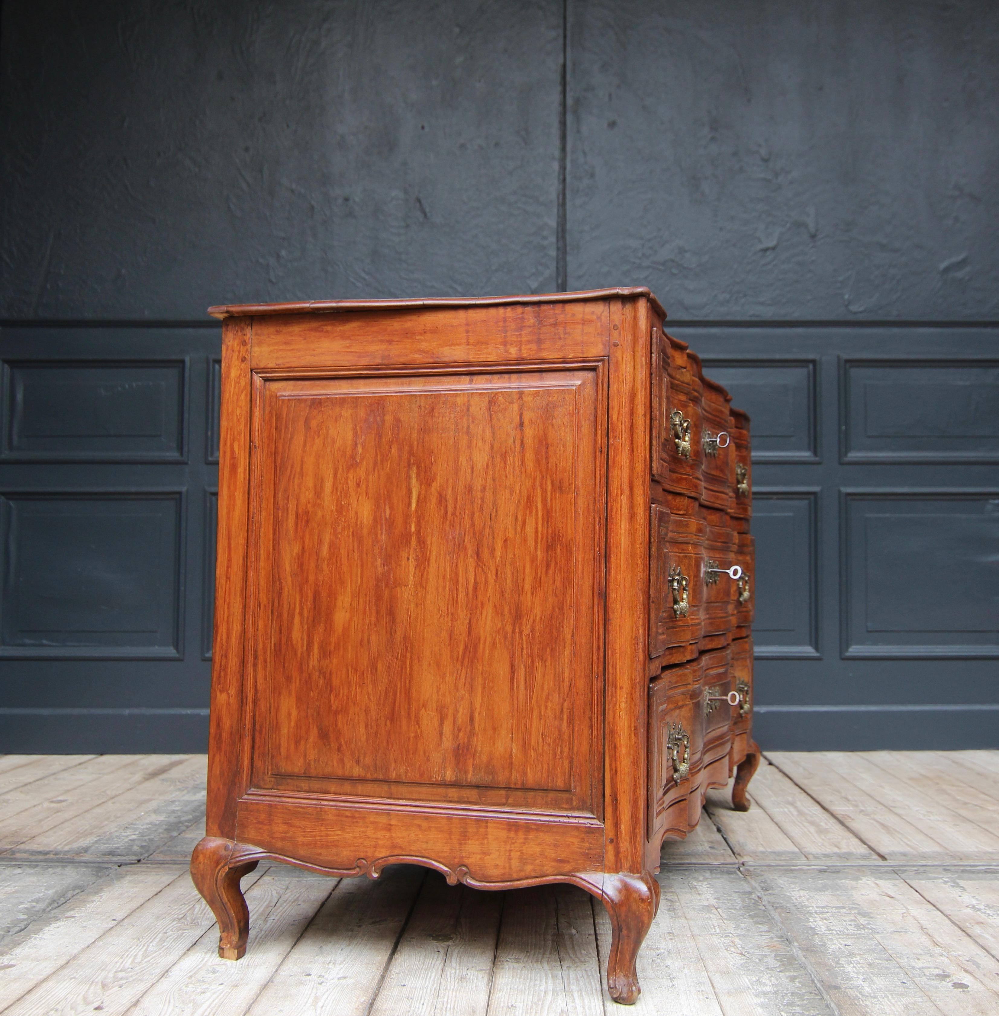 Early 19th Century Curved Cherry Wood Chest of Drawers For Sale 8