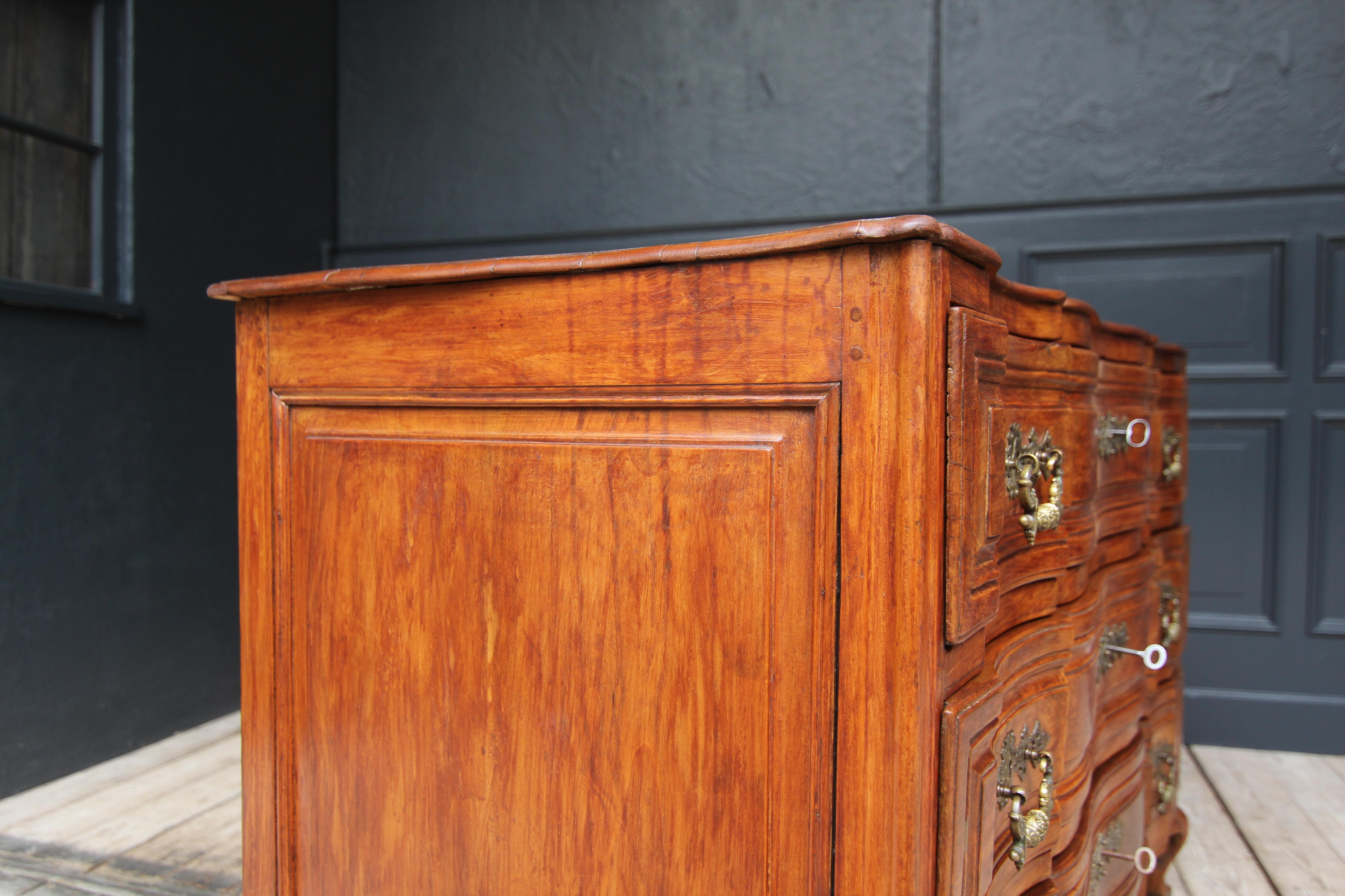 Early 19th Century Curved Cherry Wood Chest of Drawers For Sale 9