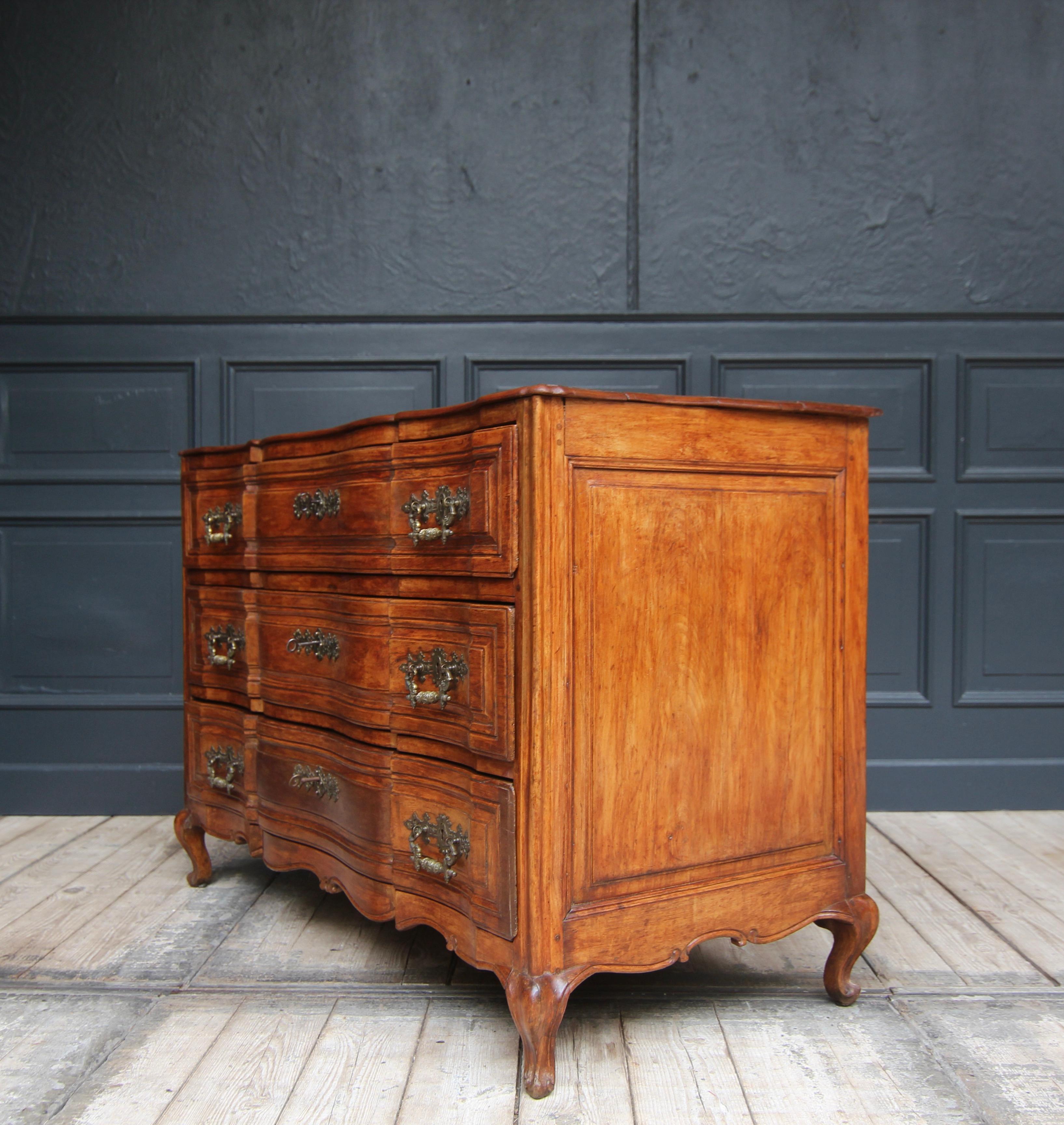 Early 19th Century Curved Cherry Wood Chest of Drawers For Sale 10