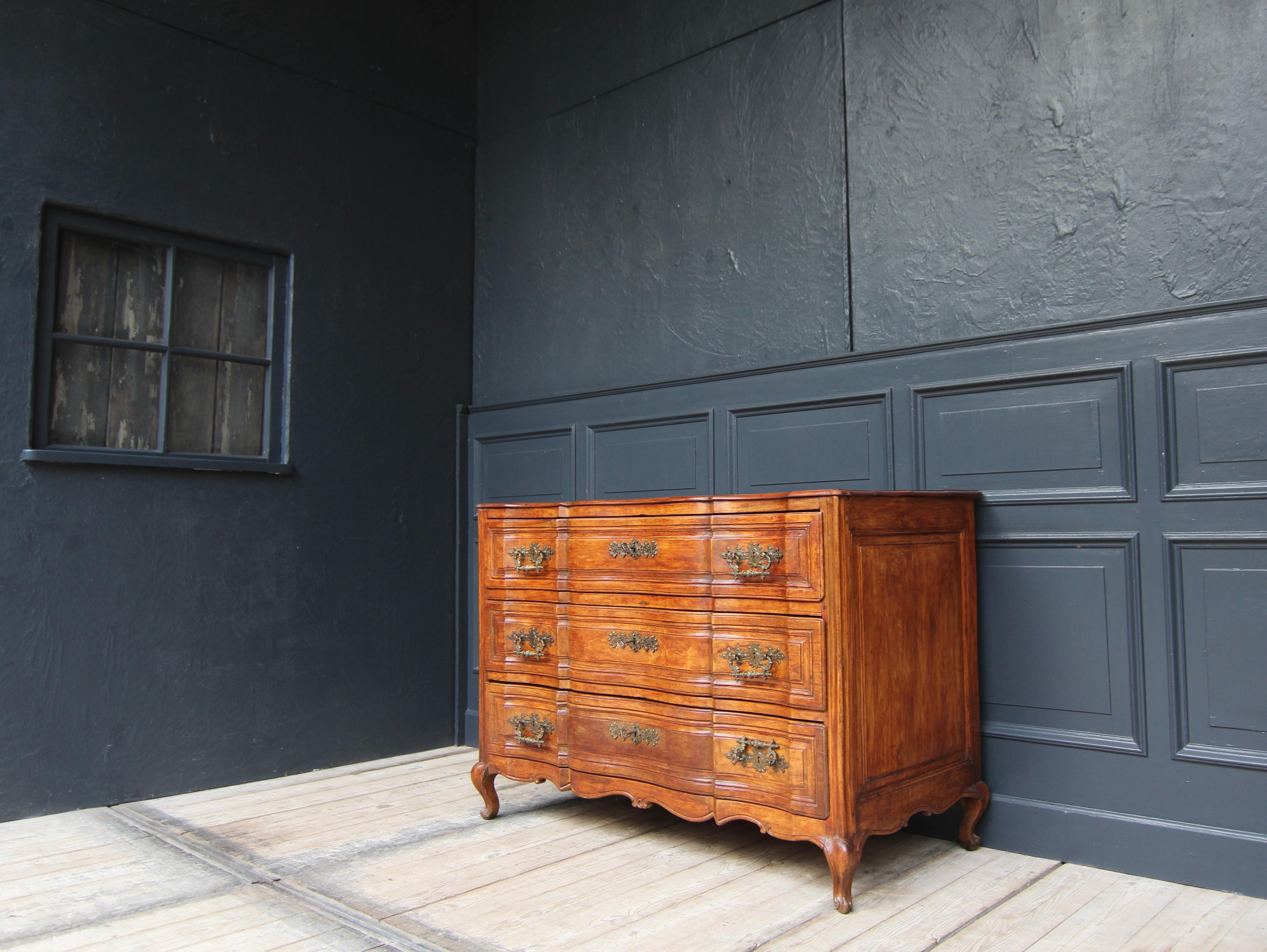 curved chest of drawers