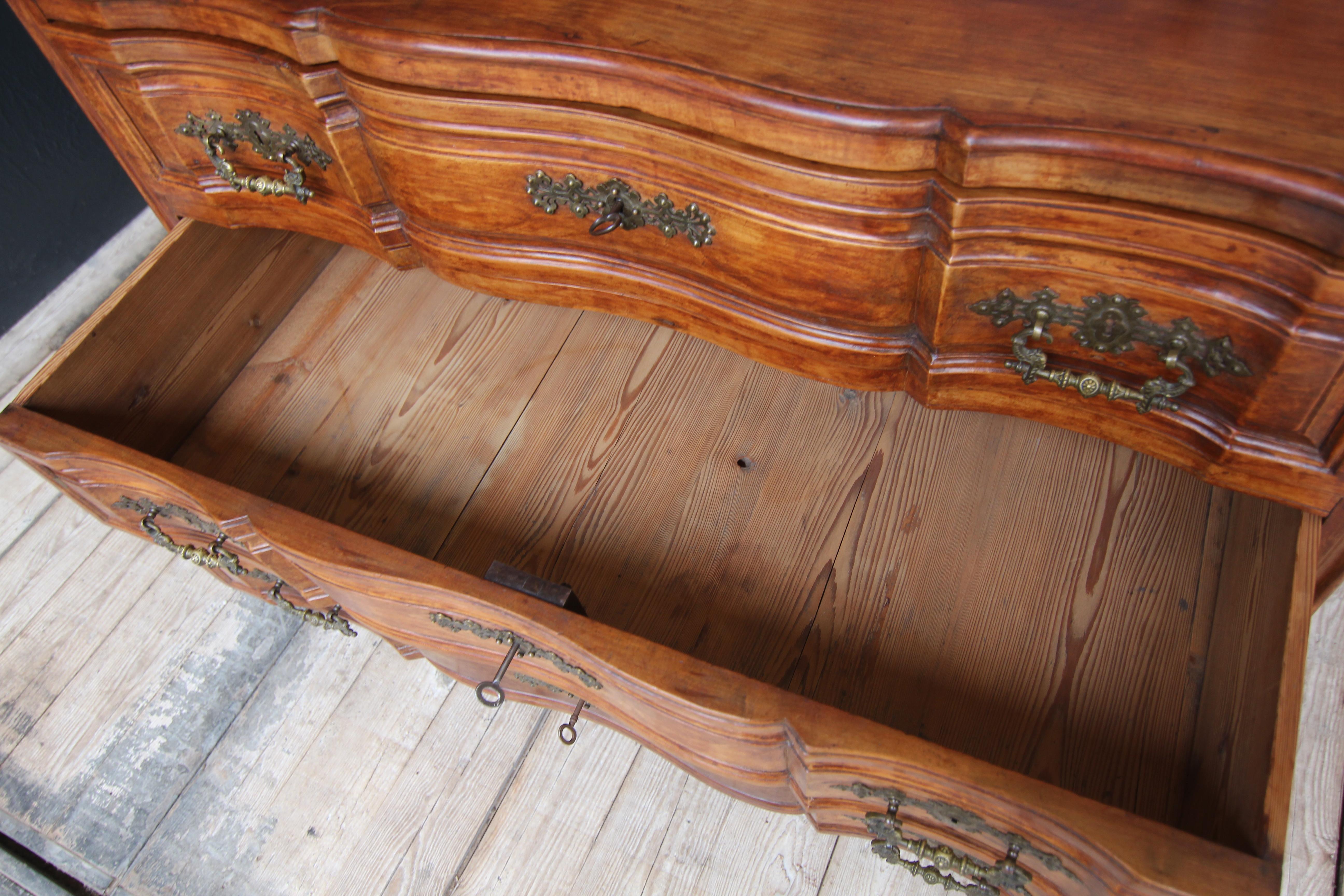 Early 19th Century Curved Cherry Wood Chest of Drawers For Sale 1