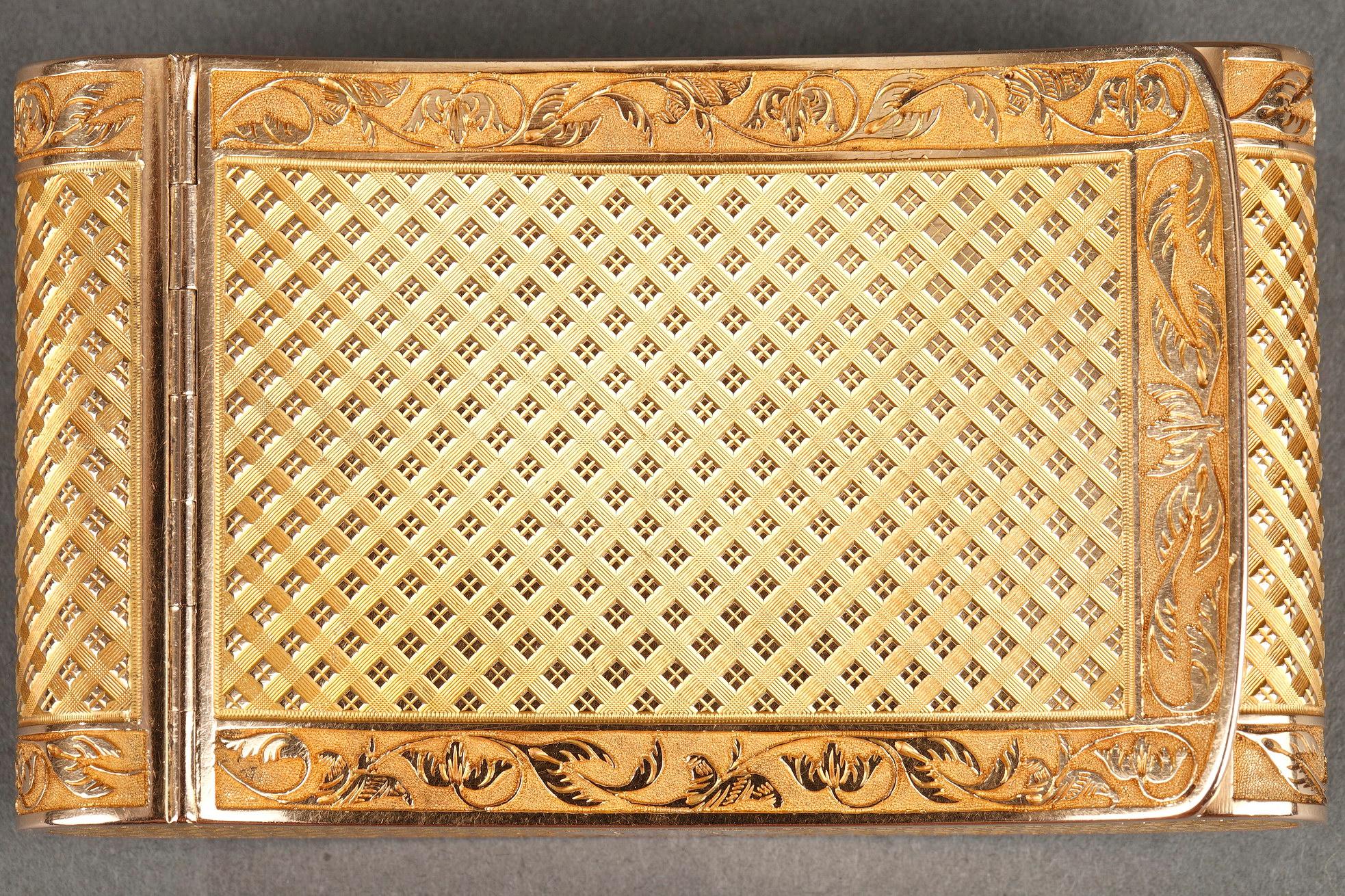 Women's or Men's Early 19th Century Curved Snuff Box For Sale