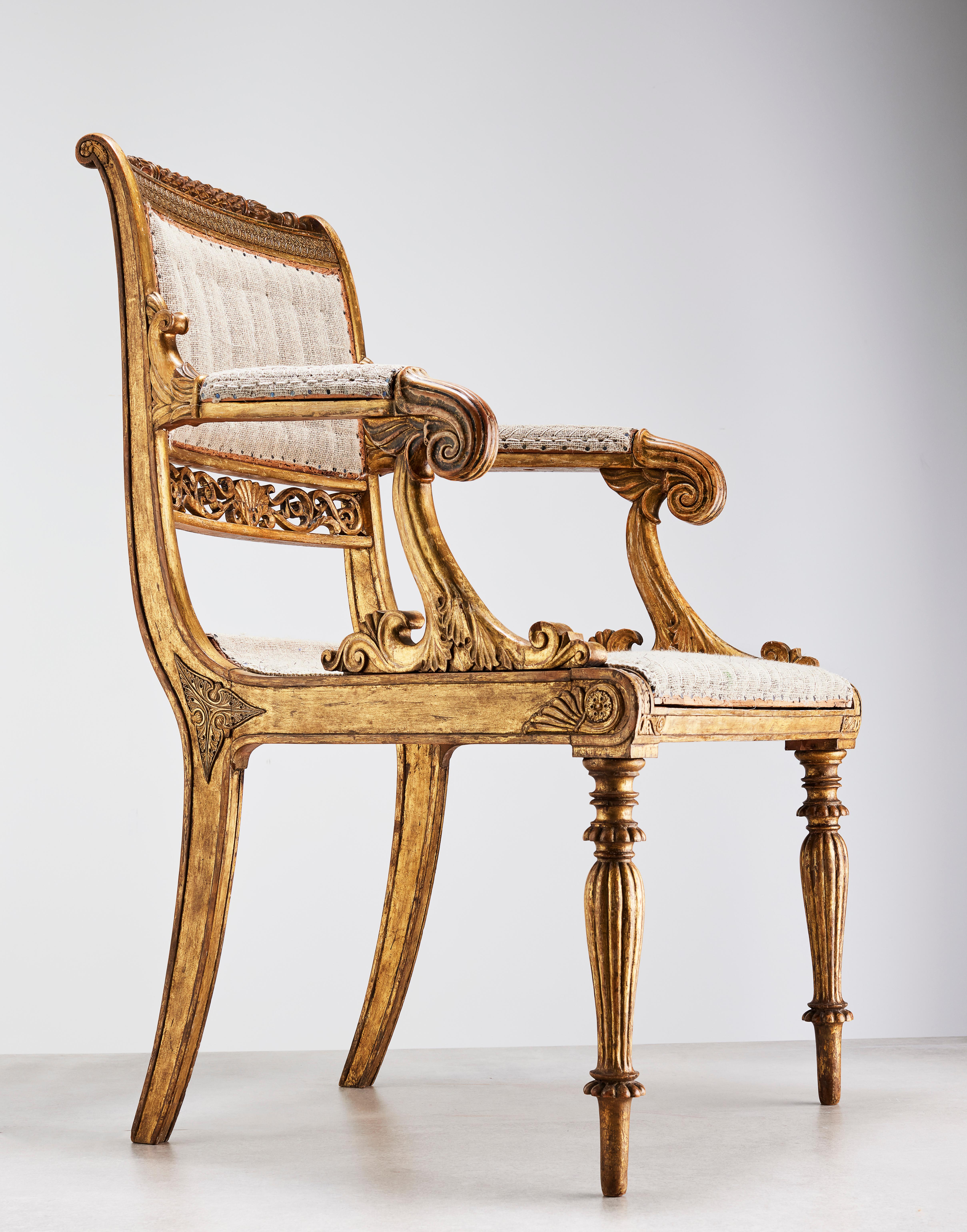 Ein sehr dekorativer und großer Sessel aus vergoldetem Holz nach einem Entwurf des berühmten dänischen Architekten Gustav Friedrich Hetsch (1788-1964). Der in Deutschland geborene Architekt arbeitete hauptsächlich in Kopenhagen und fertigte eine
