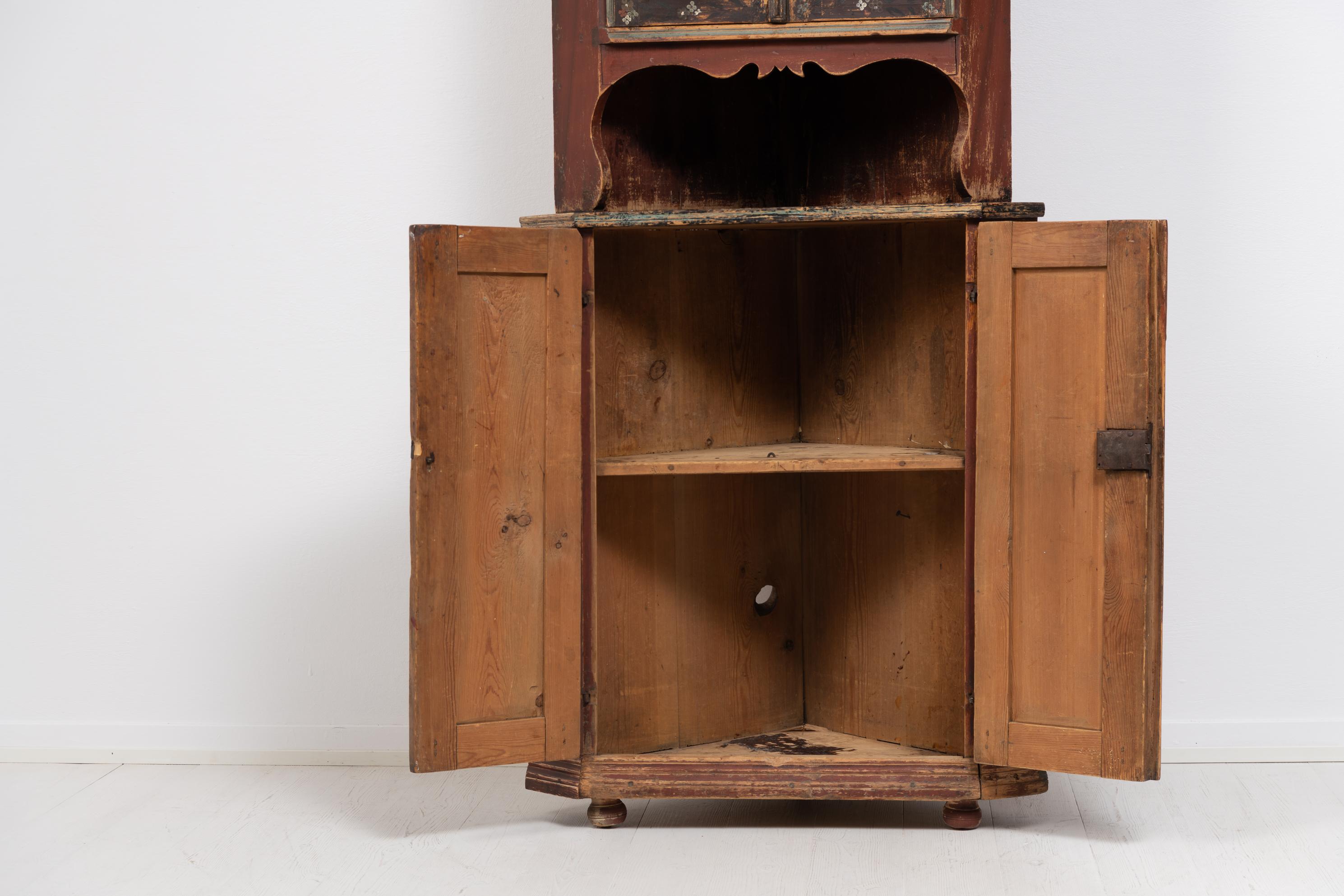 Early 19th Century Decorated Swedish Corner Cabinet For Sale 3