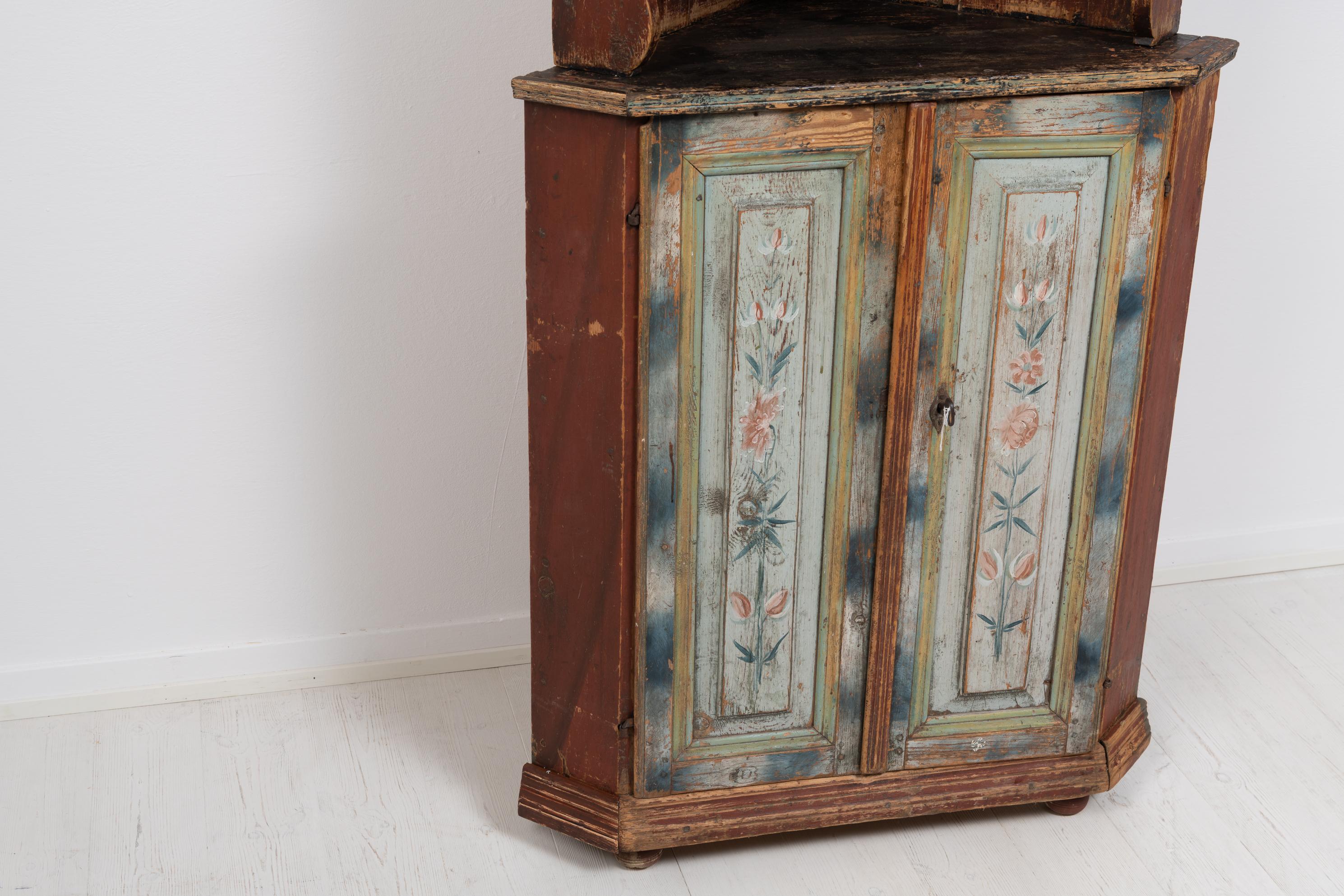 Early 19th Century Decorated Swedish Corner Cabinet For Sale 4