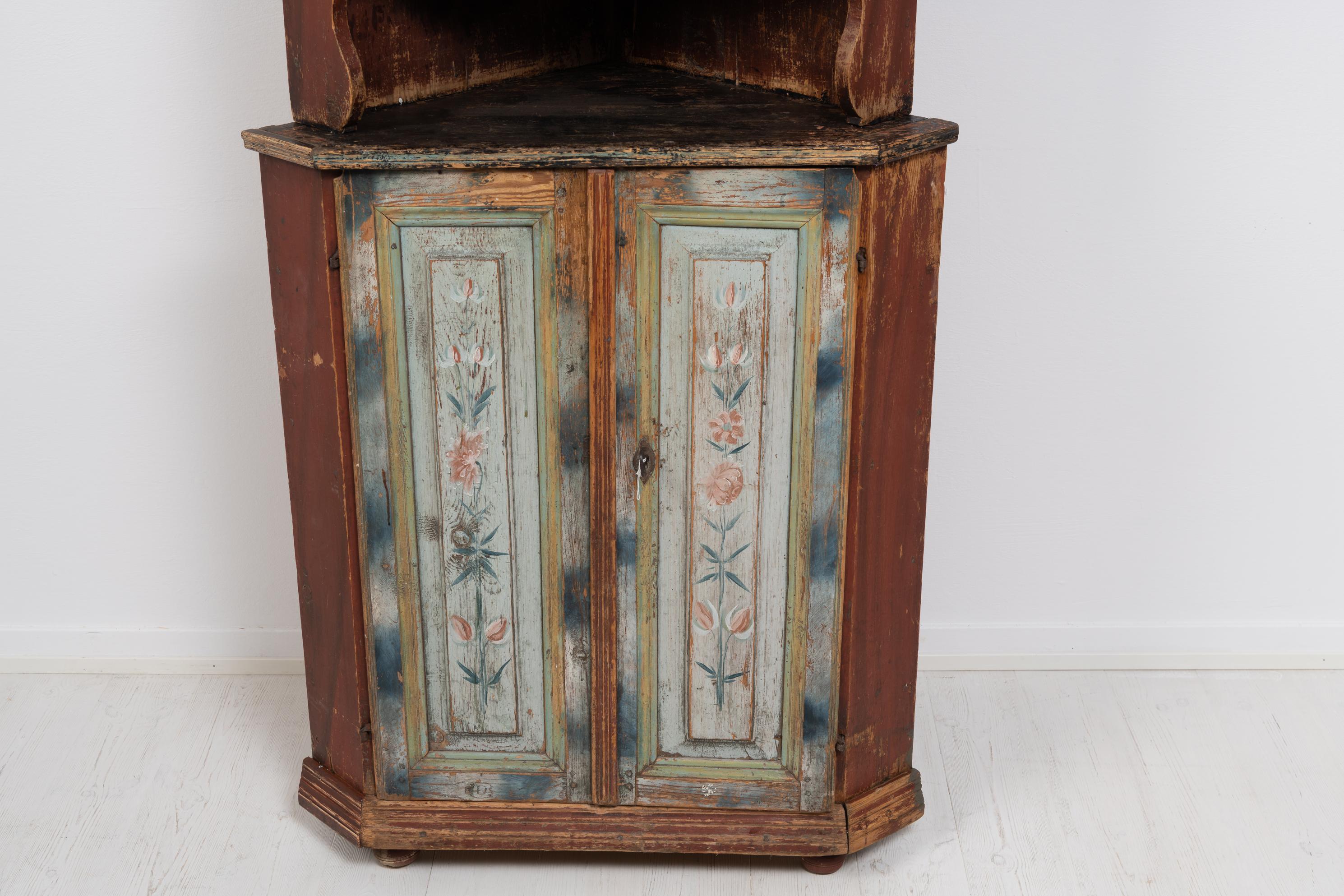 Early 19th Century Decorated Swedish Corner Cabinet For Sale 5