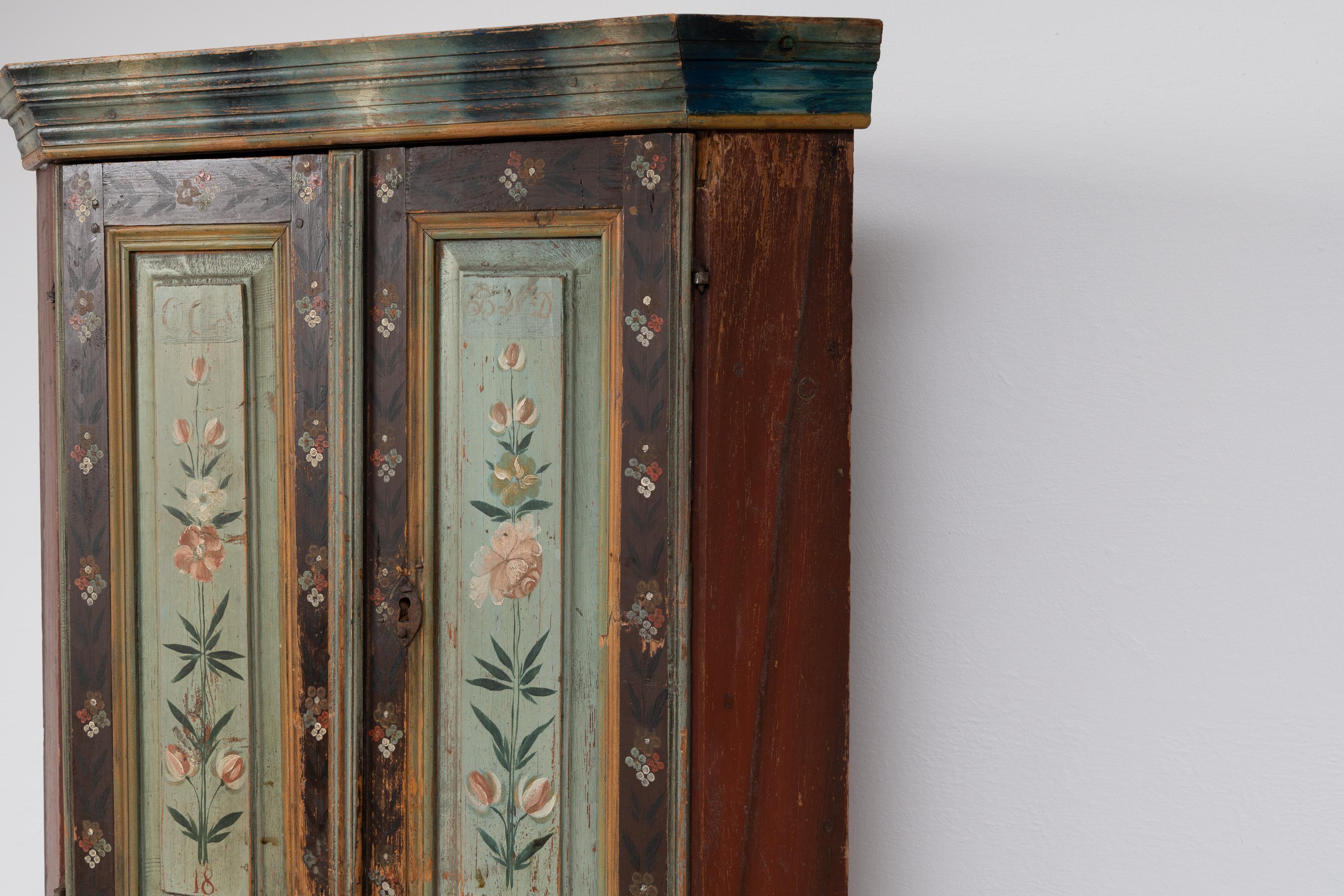 Early 19th Century Decorated Swedish Corner Cabinet For Sale 6