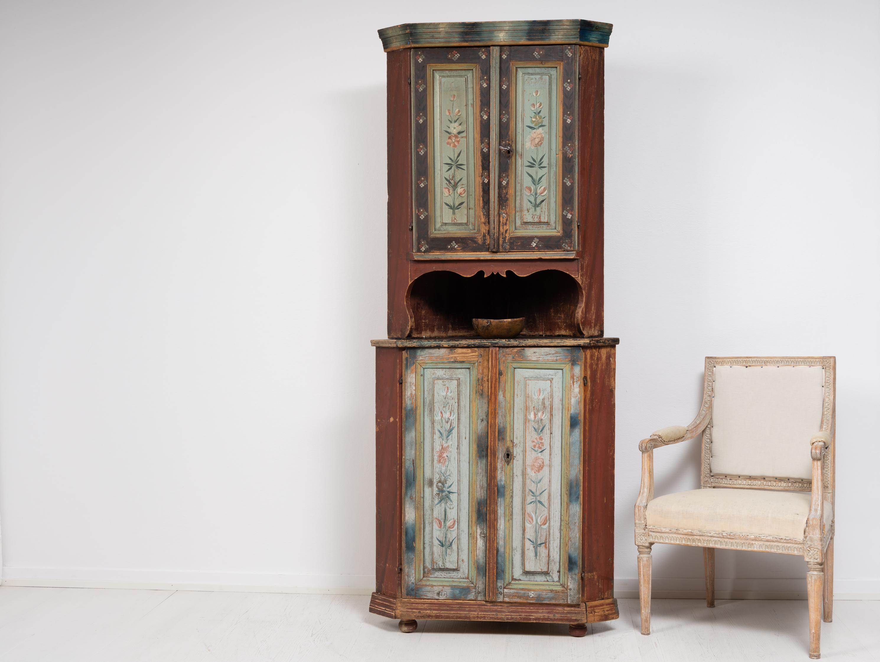 Seltener Eckschrank aus Nordschweden, hergestellt in den ersten Jahren des 19. Jahrhunderts, 1810 bis 1820. Der Schrank ist aus Kiefernholz und besteht aus zwei Teilen. Es hat die ursprüngliche Dekoration Farbe mit der authentischen Patina der Zeit.
