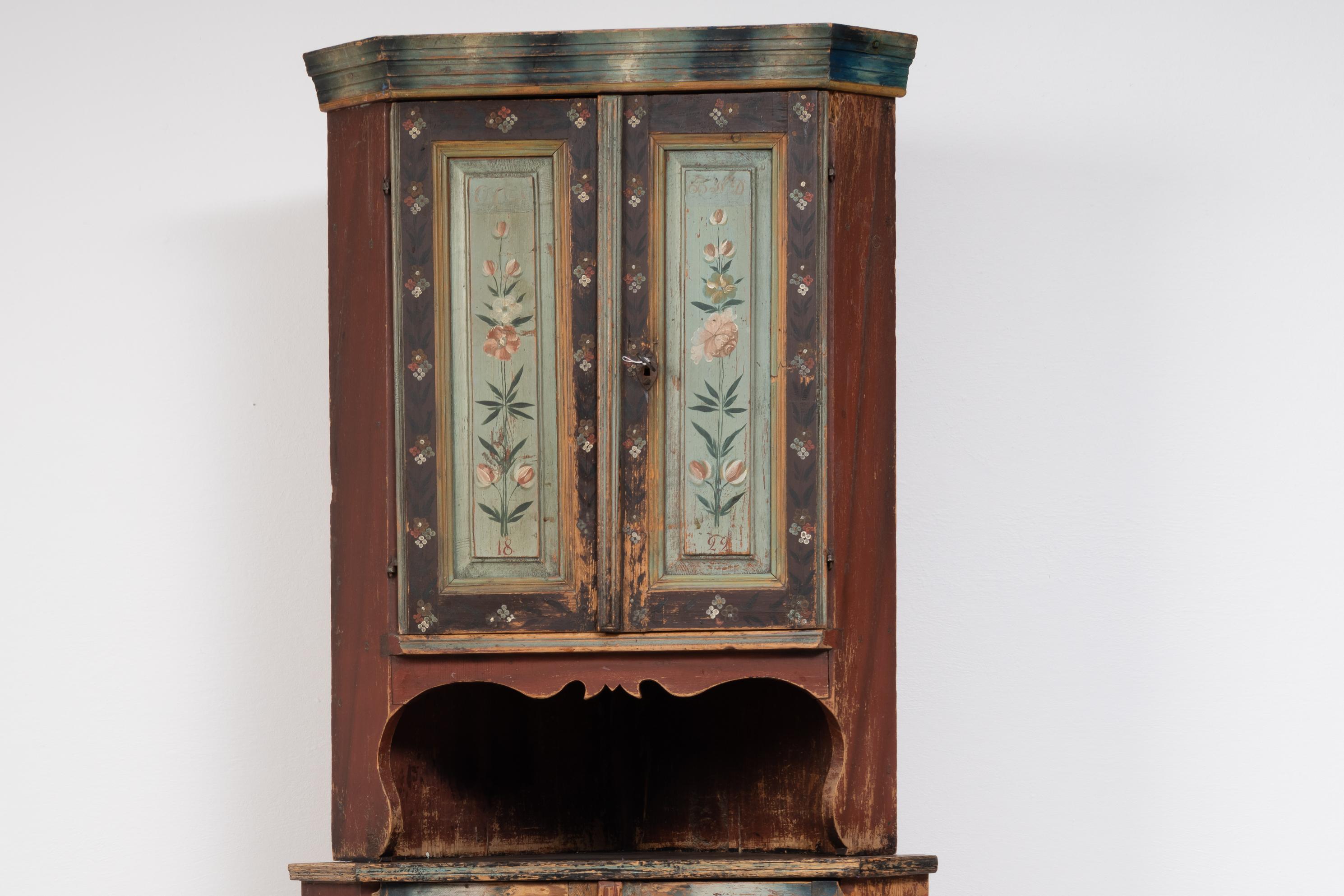 Early 19th Century Decorated Swedish Corner Cabinet In Good Condition For Sale In Kramfors, SE