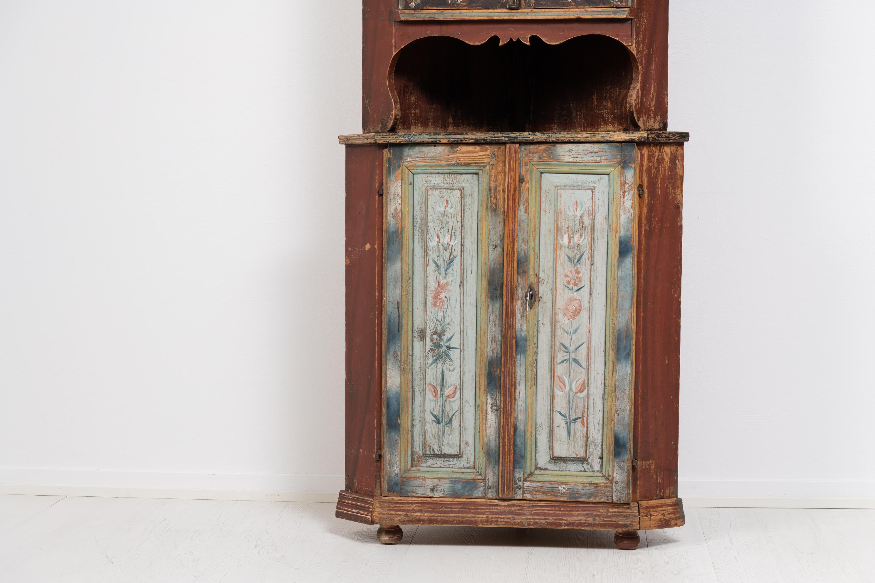 Early 19th Century Decorated Swedish Corner Cabinet For Sale 1
