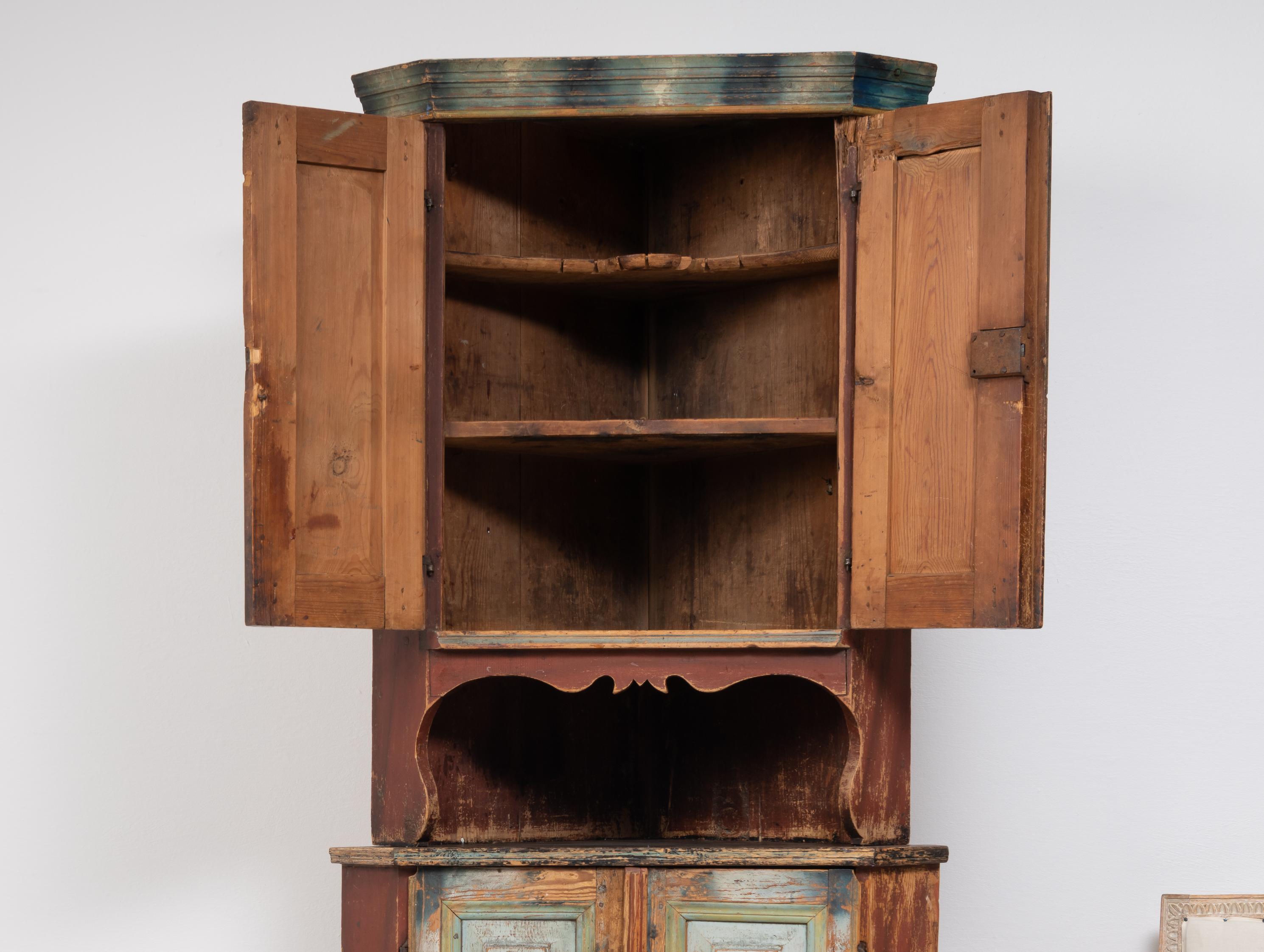 Early 19th Century Decorated Swedish Corner Cabinet For Sale 2