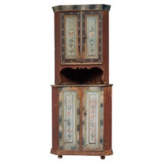 Armoire d'angle suédoise décorée du début du 19e siècle