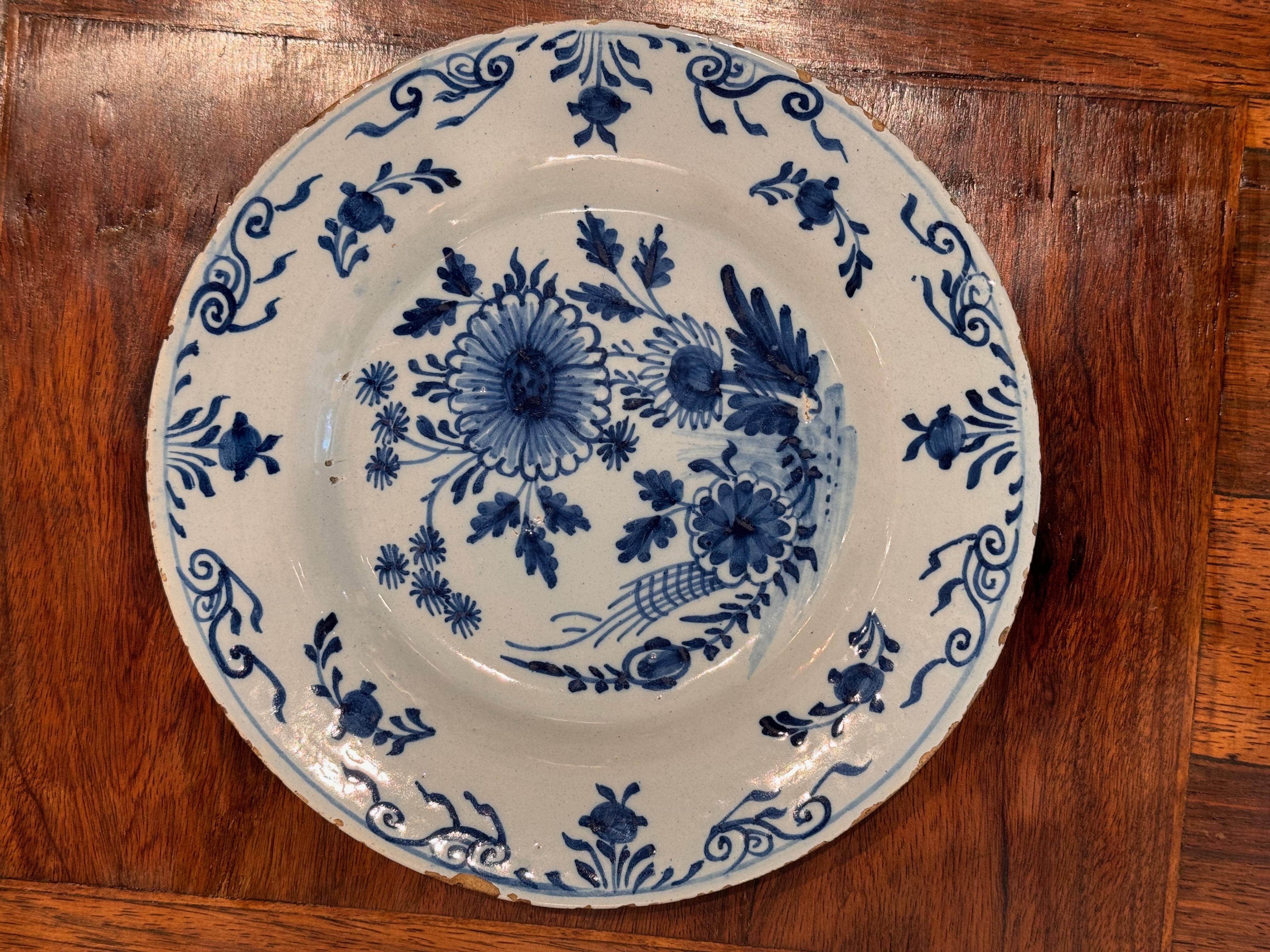 Une belle assiette bleue et blanche de Delft. Une belle pièce de collection.