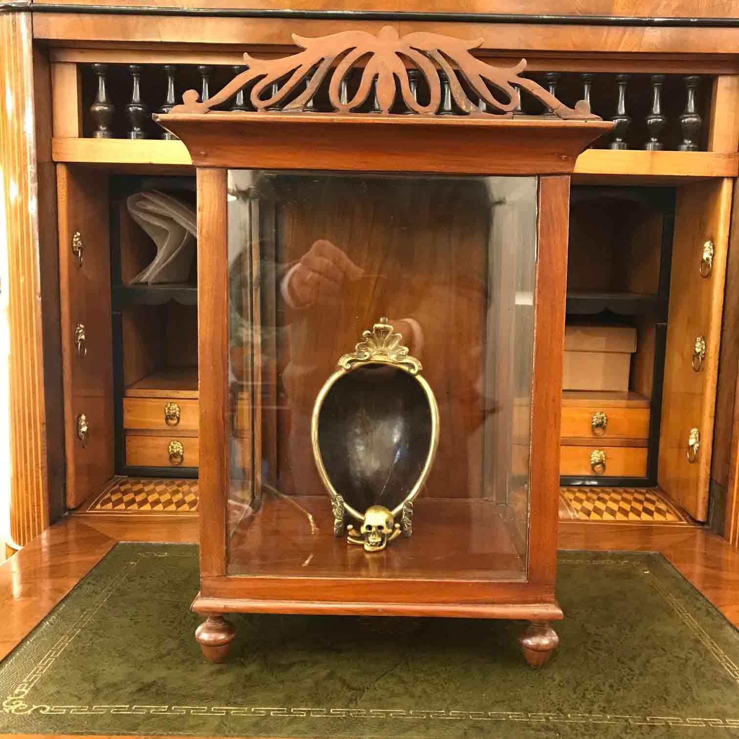 Early 19th century Italian glazed walnut tabletop, a display cabinet, theca from Arezzo, Italy, Tuscany region.
Sliding opening of the back walnut panel, this rare tabletop theca stands on four turned feet, has a walnut moulding frame throughout,