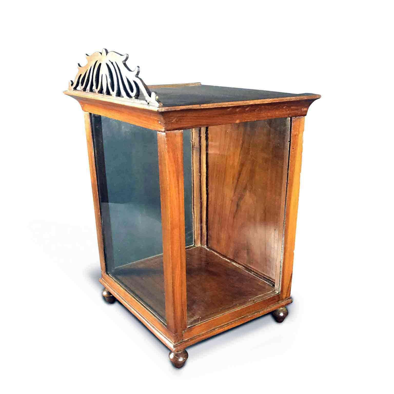 Early 19th Century Directoire Italian Display Case Walnut Tabletop Showcase In Good Condition In Milan, IT