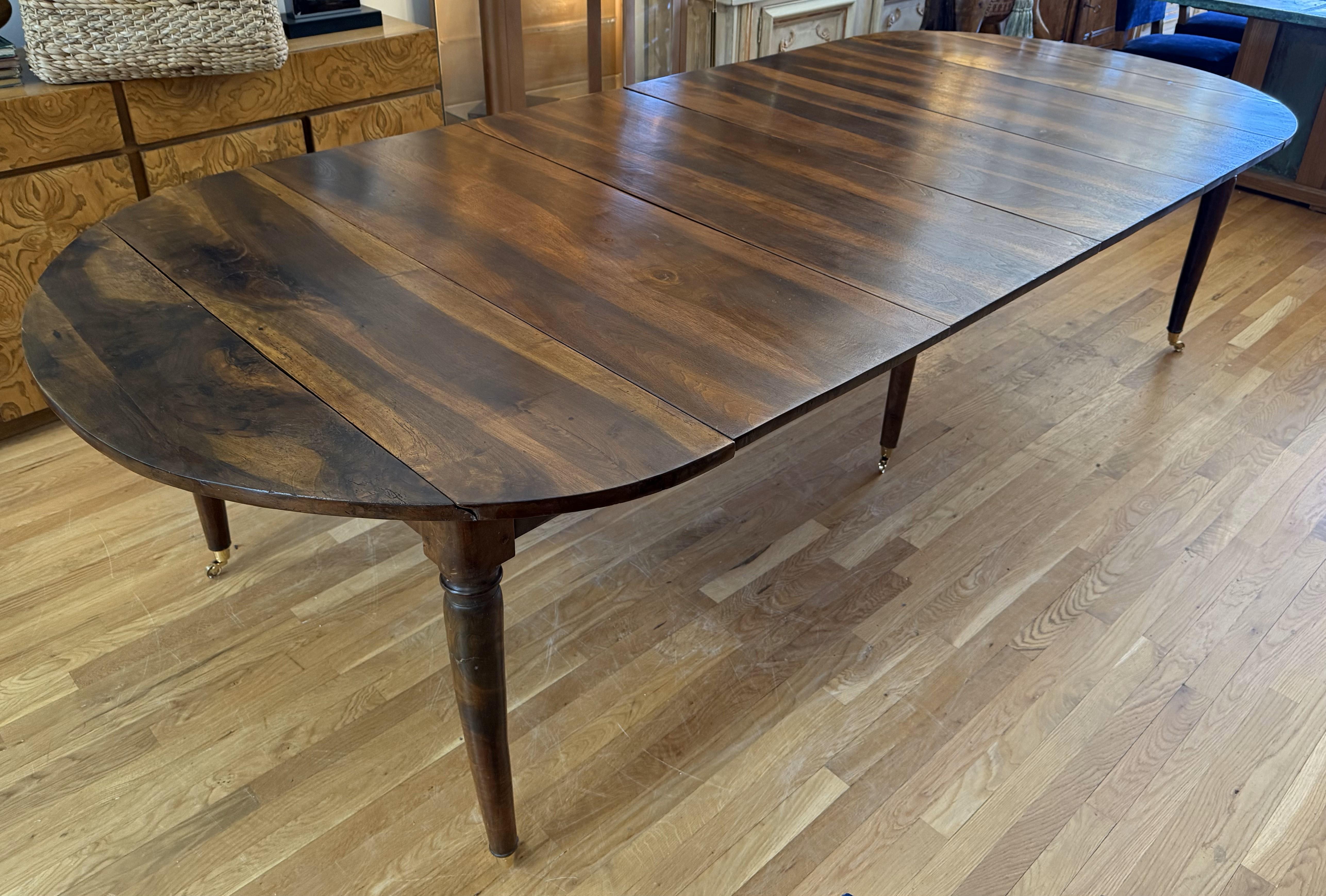 Fine quality Early 19th Century Directoire Style French Provincial Extending Dining Table. Made of beautifully patinated 