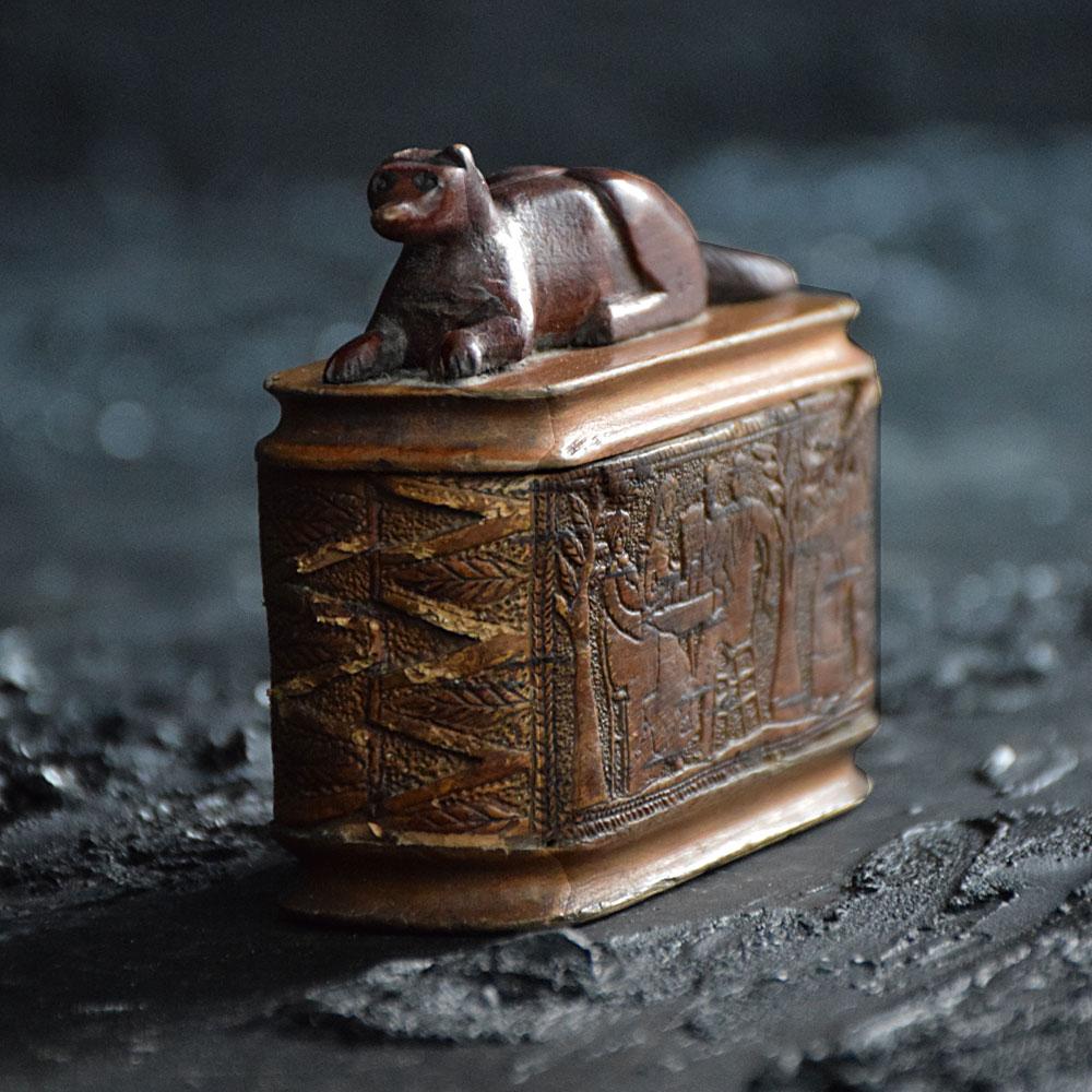 Hand-Carved Early 19th Century Dog Snuff Box