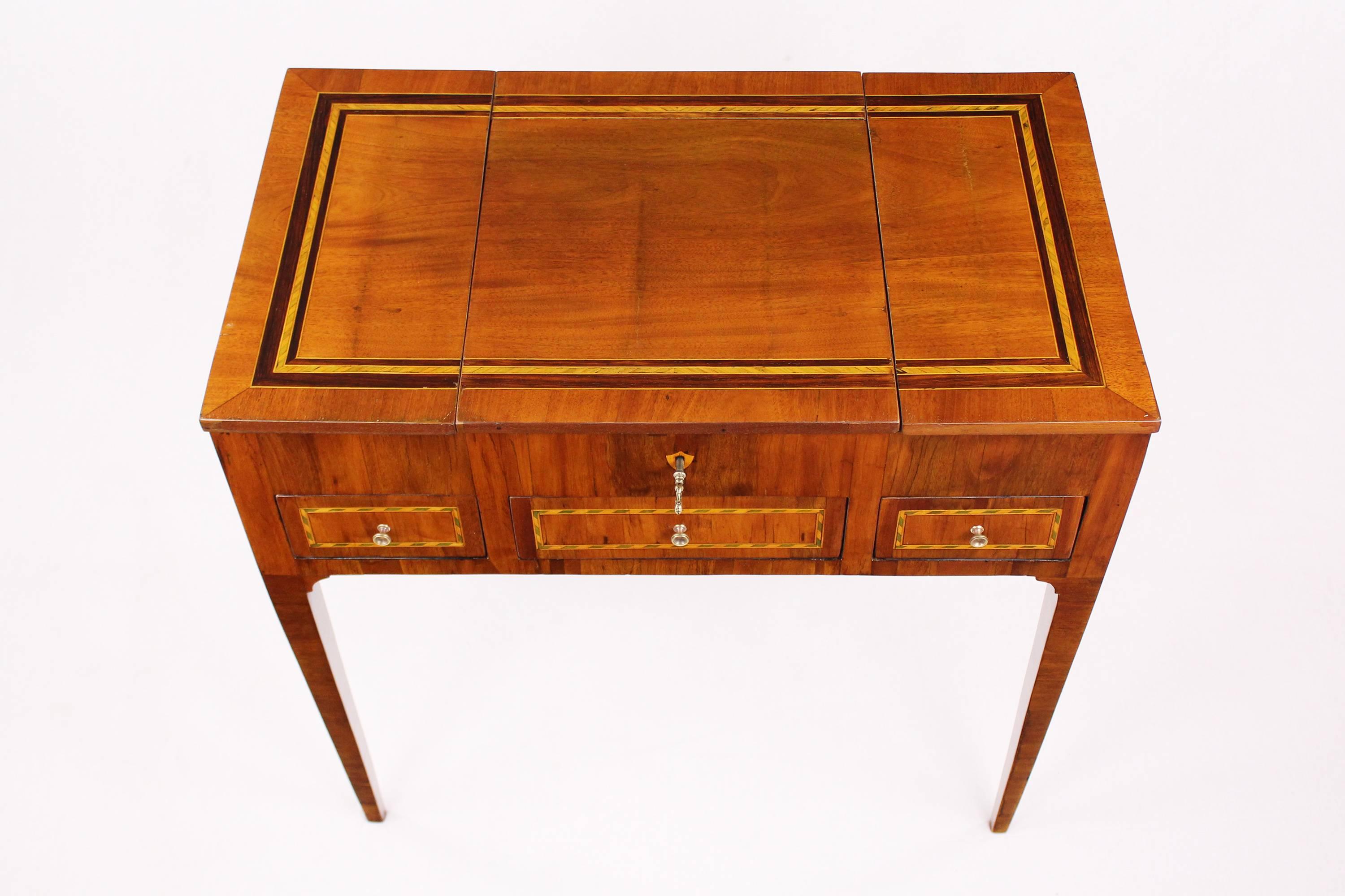 Early 19th Century Dressing Table, Poudreuse, Mahogany Veneered, Marquetry Works In Good Condition In Muenster, NRW