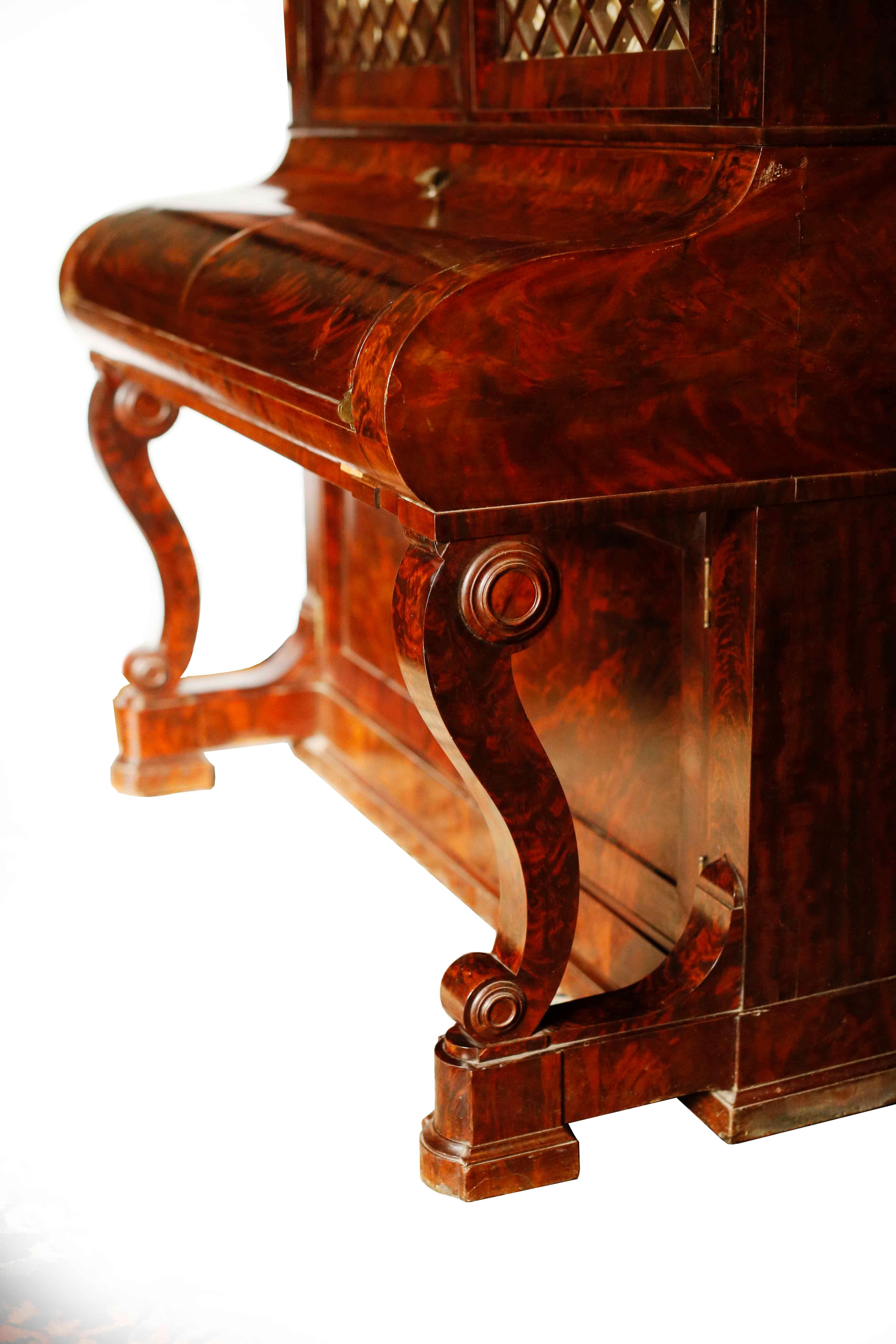 An important piece of American furniture, attributed to the shop of Duncan Phyfe, circa 1840.

To quote 