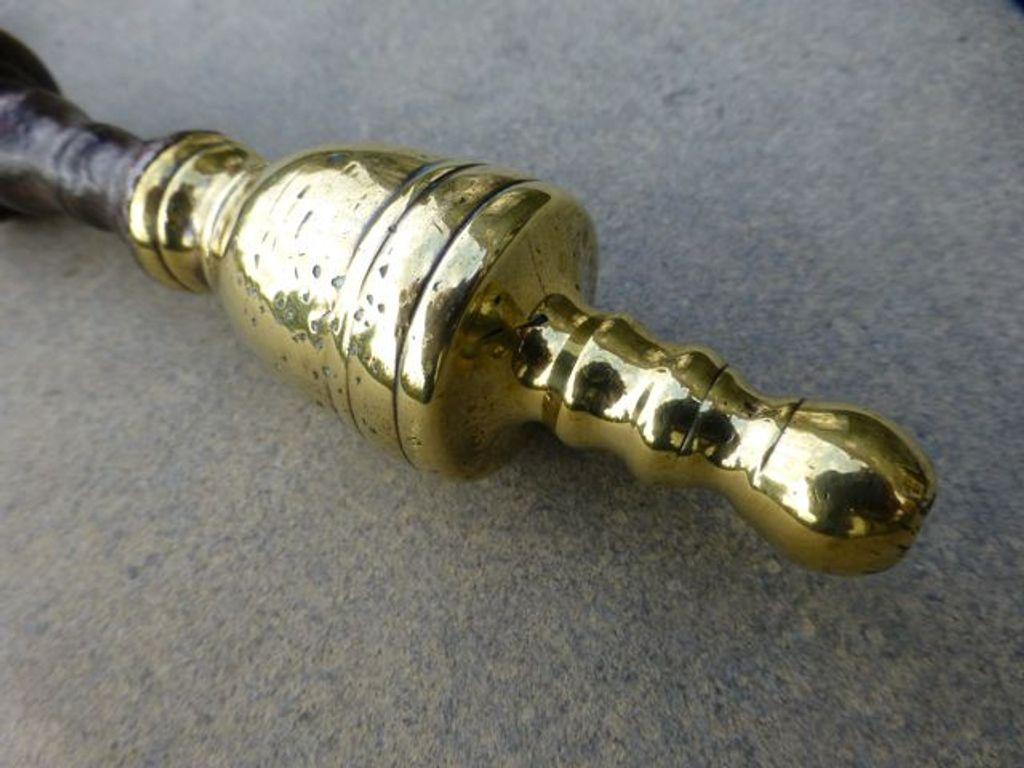 Pinze da camino olandesi dell'inizio del XIX secolo in ferro battuto, con piano in ottone lucido. Le pinze sono in buone condizioni e adatte all'uso nel camino.