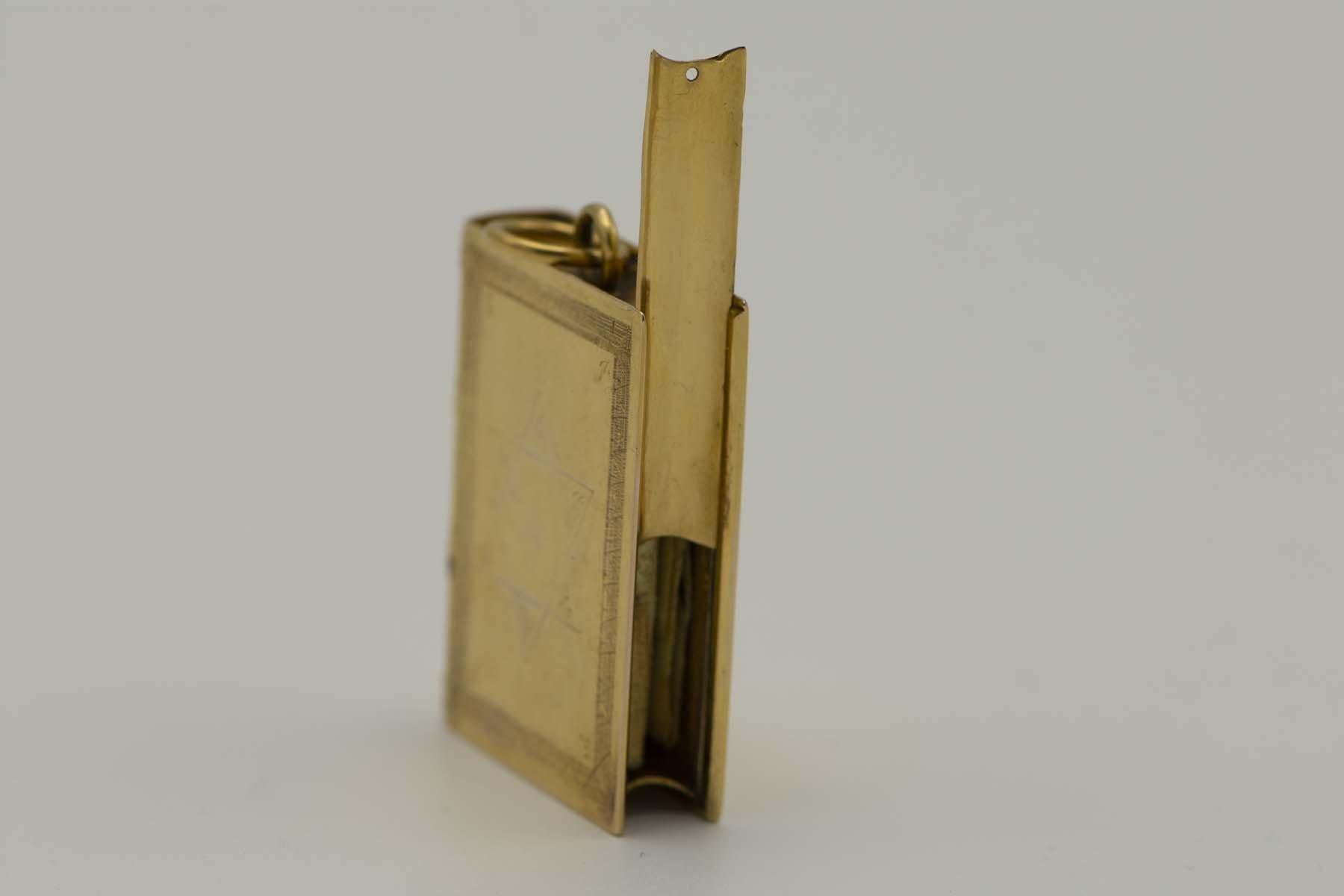 Early 19th Century Dutch Gold Jewish Amulet Case with Hebrew Parchment In Good Condition In New York, NY