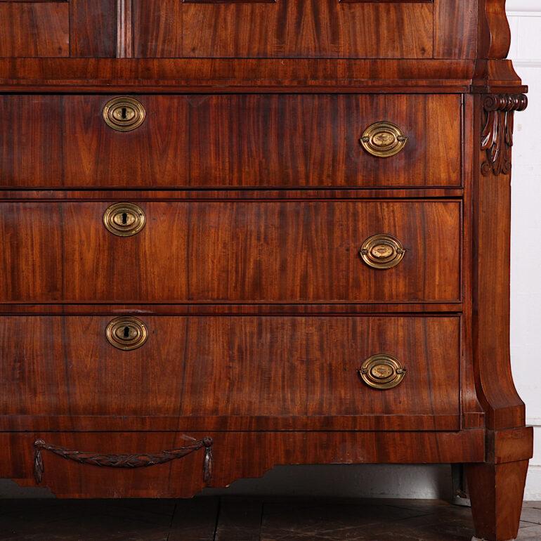 Early 19th Century Dutch Mahogany Linen Press Armoire In Good Condition In Vancouver, British Columbia