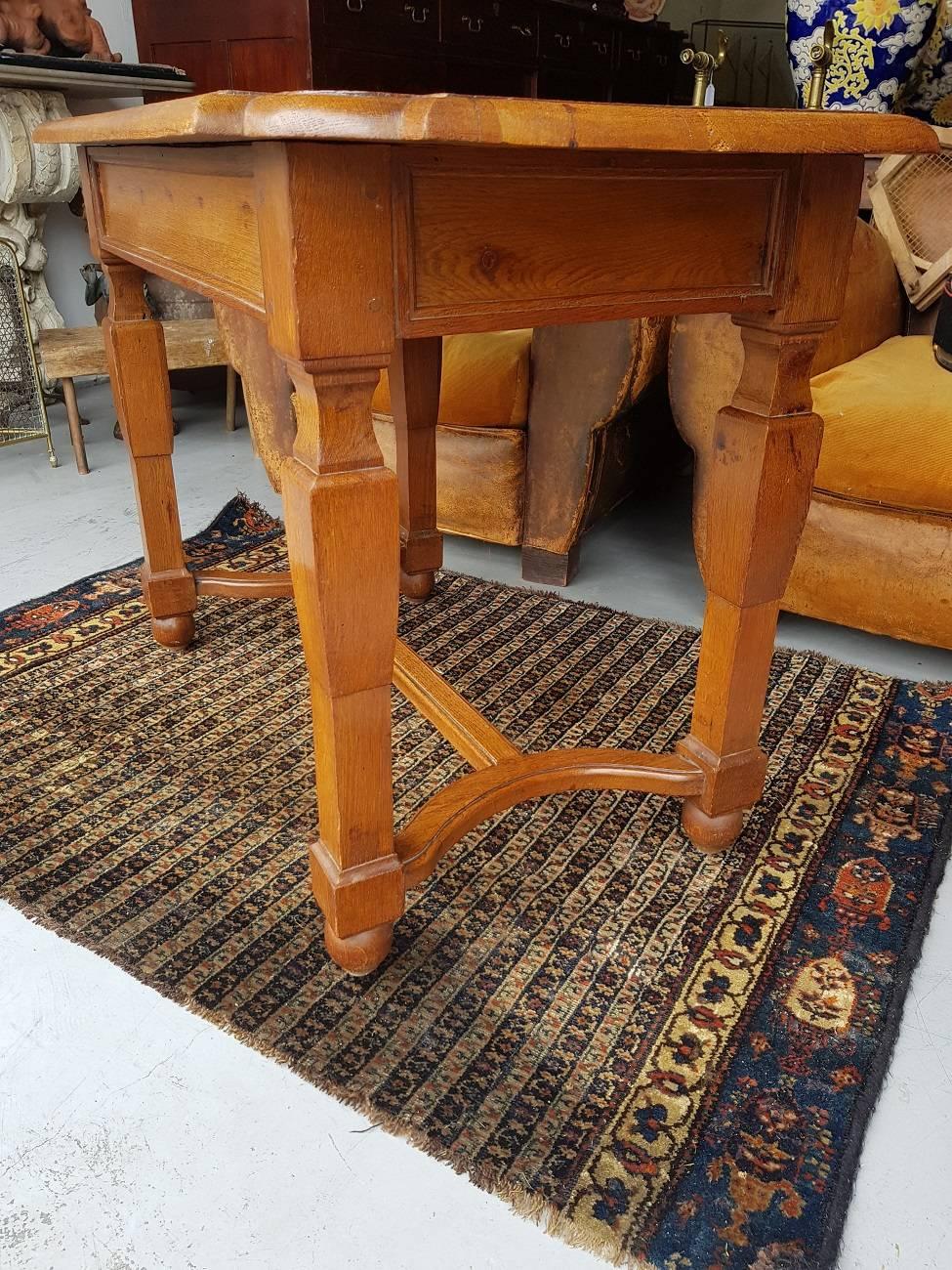 Early 19th Century Dutch Oak Center Table In Excellent Condition For Sale In Raalte, NL