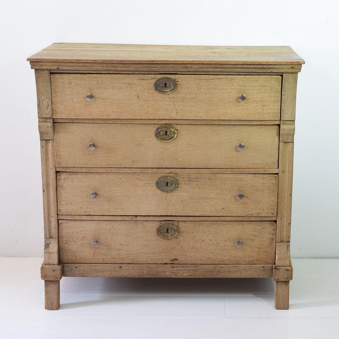 Nice robust oak Empire chest of drawers.
Holland, circa 1800-1830. Weathered, small losses and old repairs
This piece of furniture is beautiful weathered and these imperfections only add to its charm.
