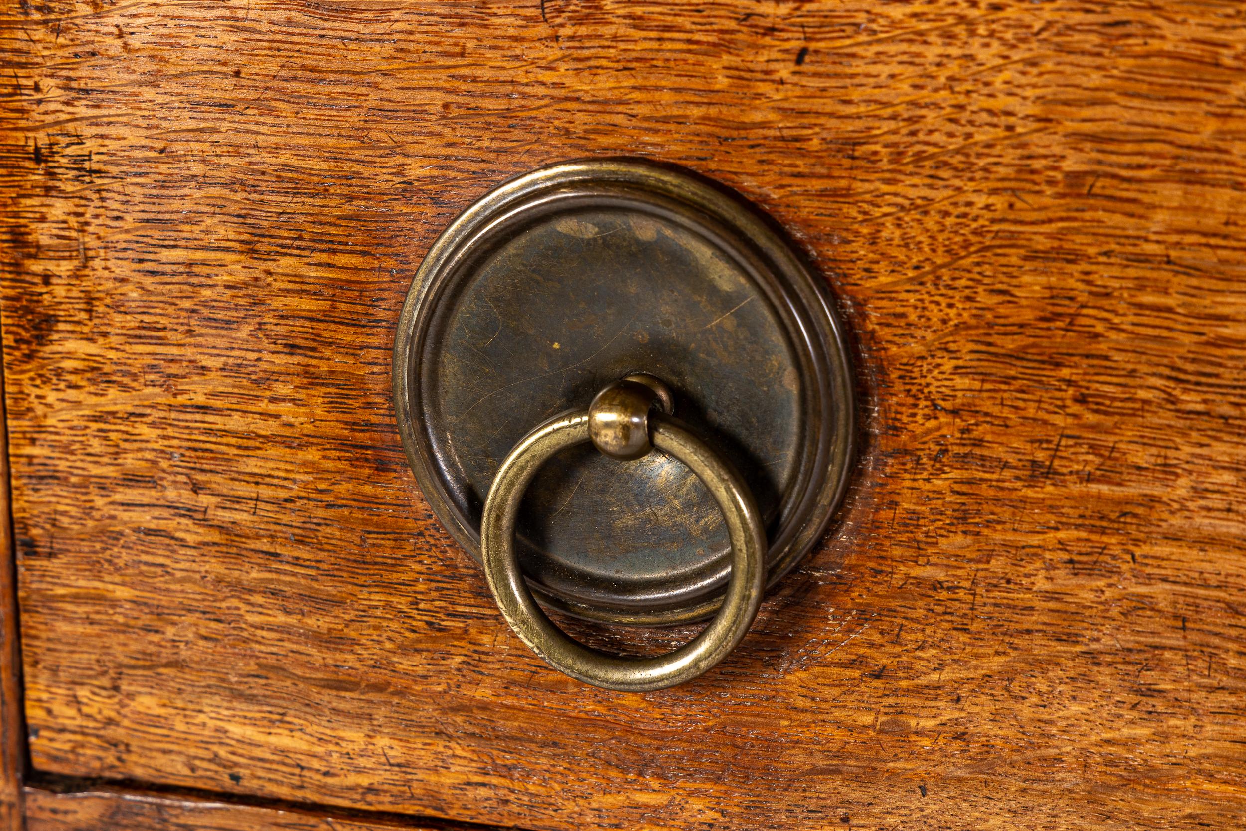 Cassettiera alta in Oak olandese dell'inizio del XIX secolo in vendita 1