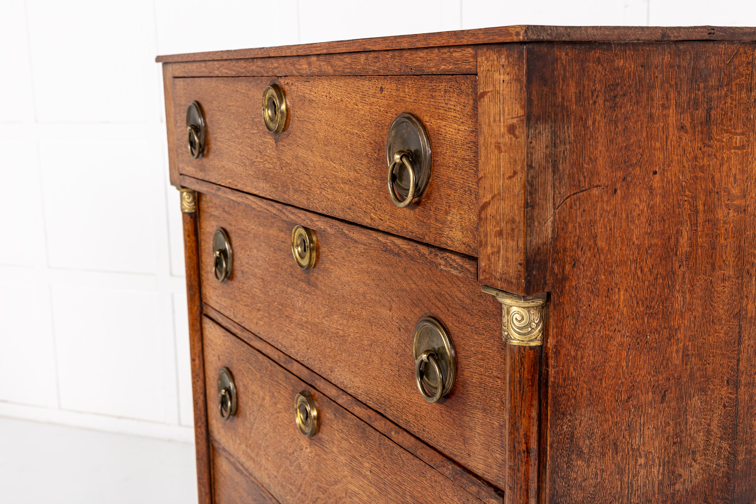 Cassettiera alta in Oak olandese dell'inizio del XIX secolo in vendita 2