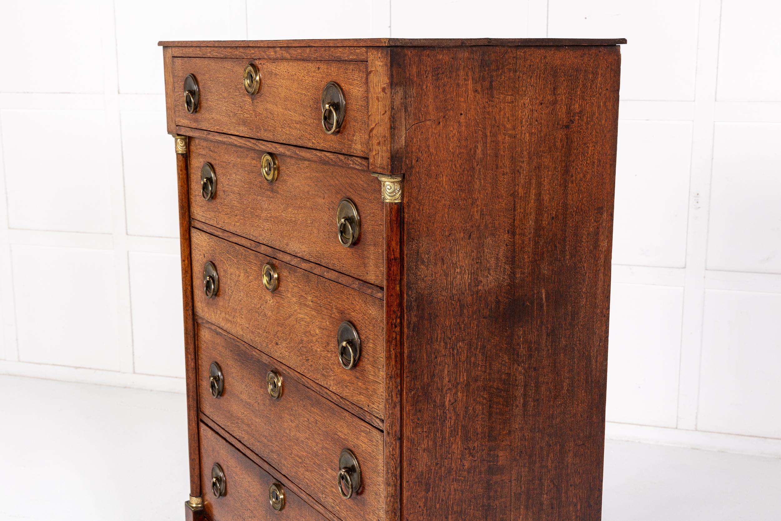 Cassettiera alta in Oak olandese dell'inizio del XIX secolo in vendita 3