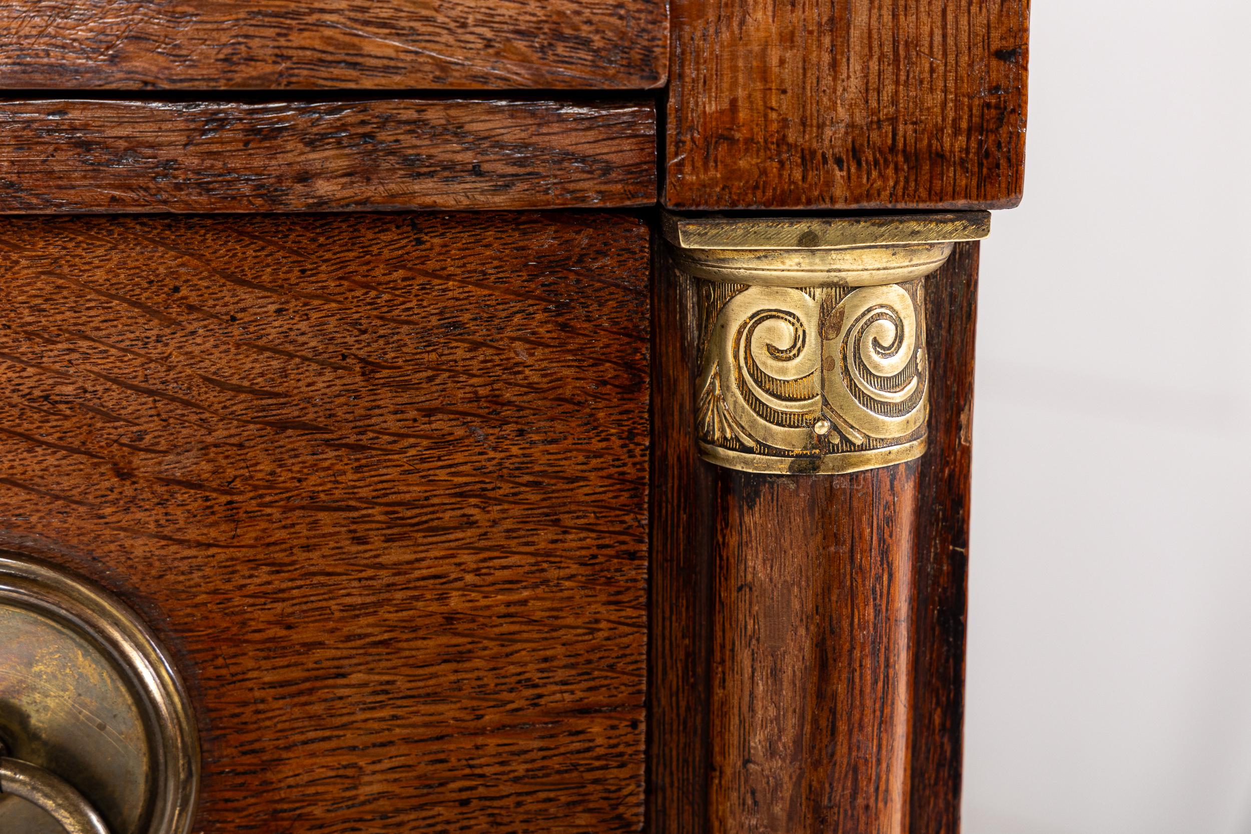 Cassettiera alta in Oak olandese dell'inizio del XIX secolo in vendita 4